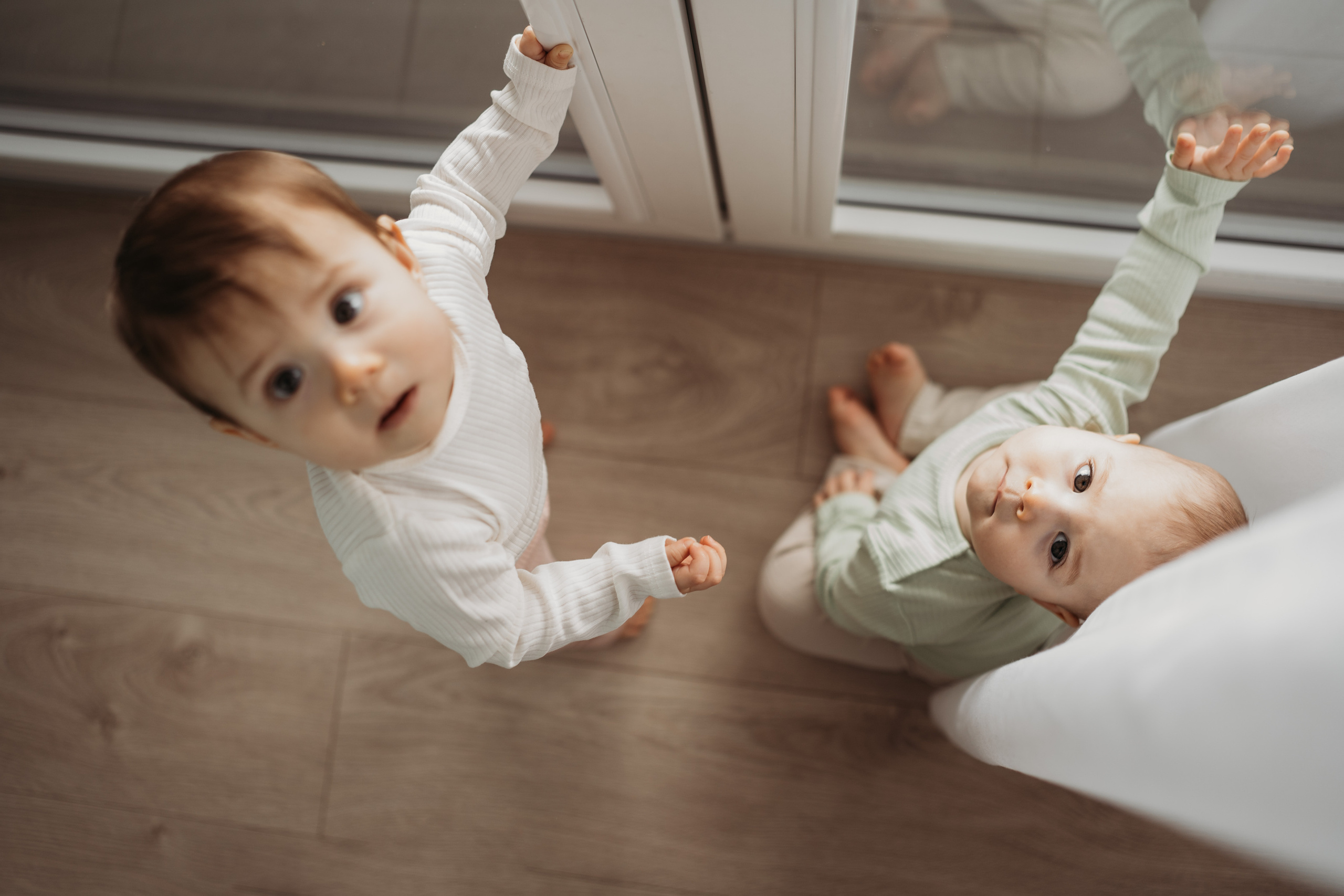 Настя, Саша, Даня и их родители. Фотограф новорожденных и детей первого года Евгения Михалькевич