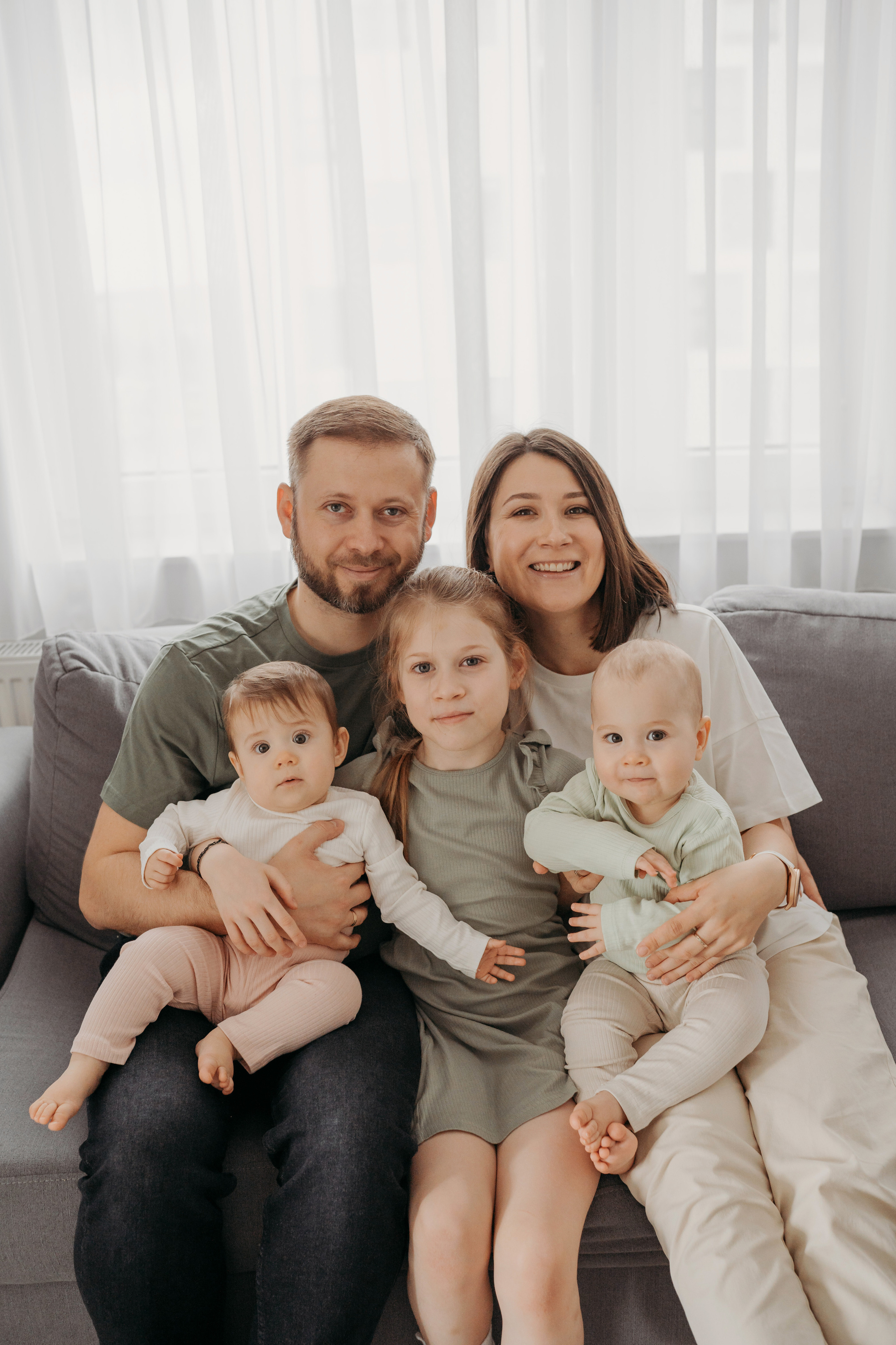 Настя, Саша, Даня и их родители. Фотограф новорожденных и детей первого года Евгения Михалькевич