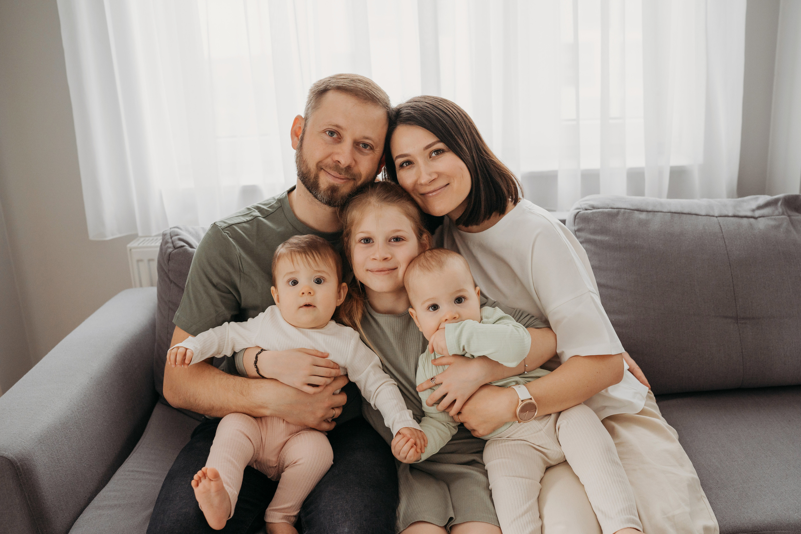 Настя, Саша, Даня и их родители. Фотограф новорожденных и детей первого года Евгения Михалькевич