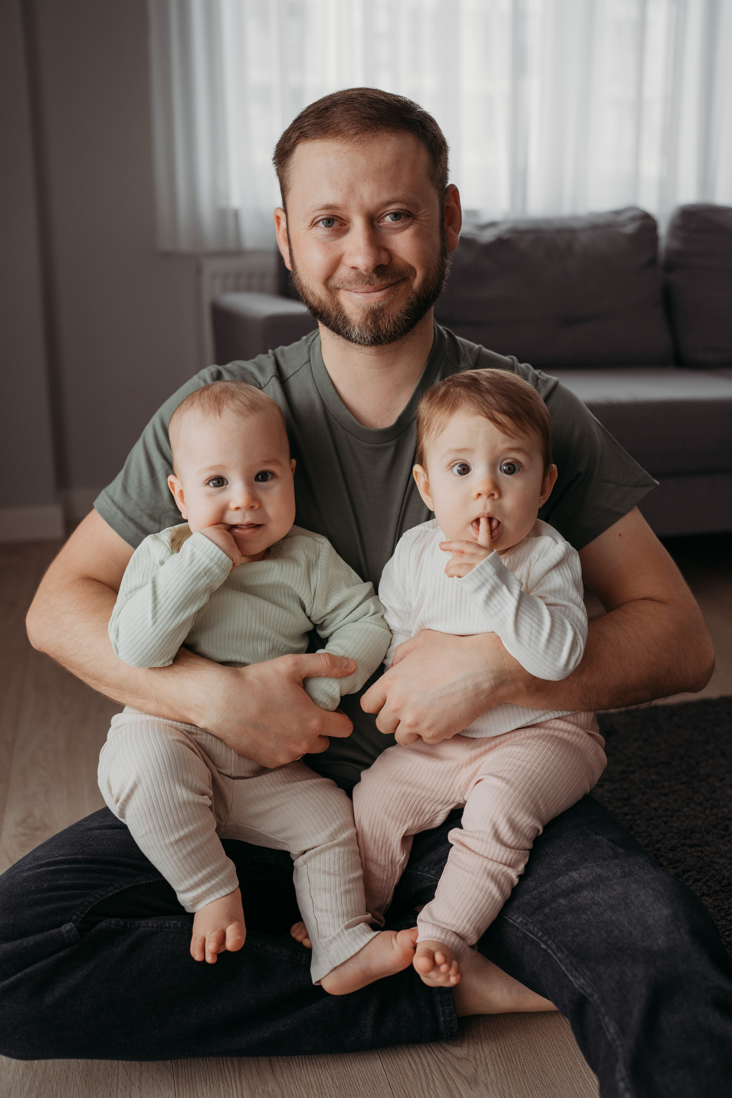 Настя, Саша, Даня и их родители. Фотограф новорожденных и детей первого года Евгения Михалькевич