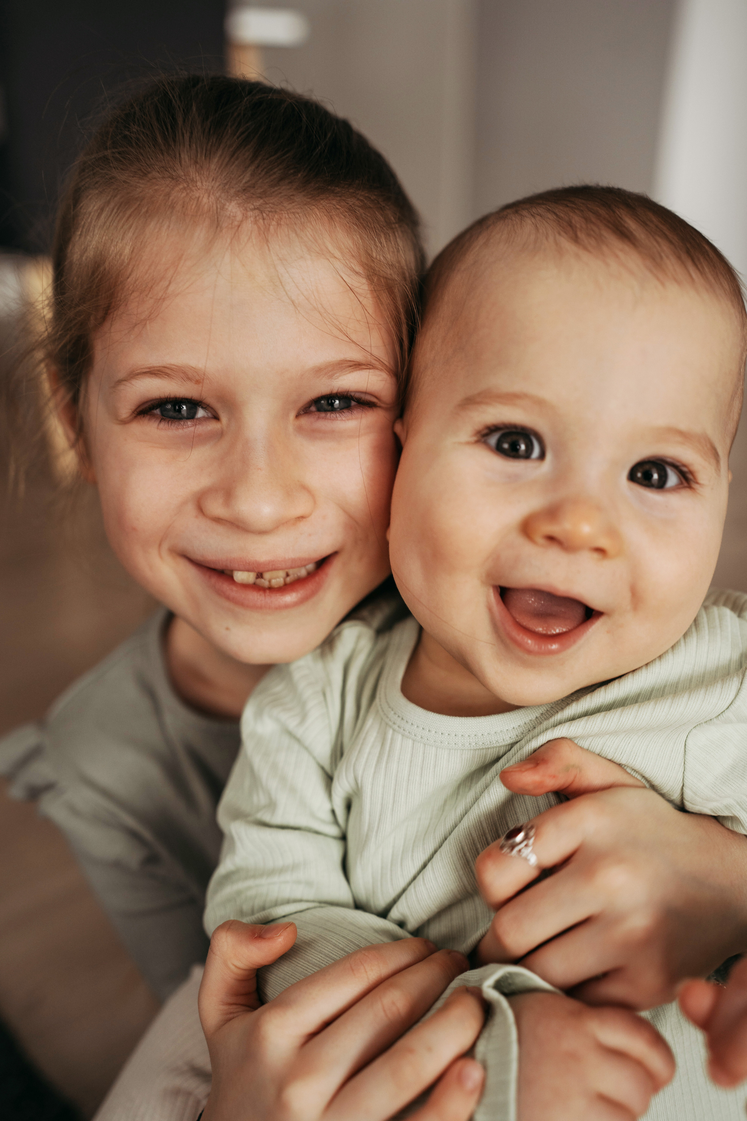 Настя, Саша, Даня и их родители. Фотограф новорожденных и детей первого года Евгения Михалькевич
