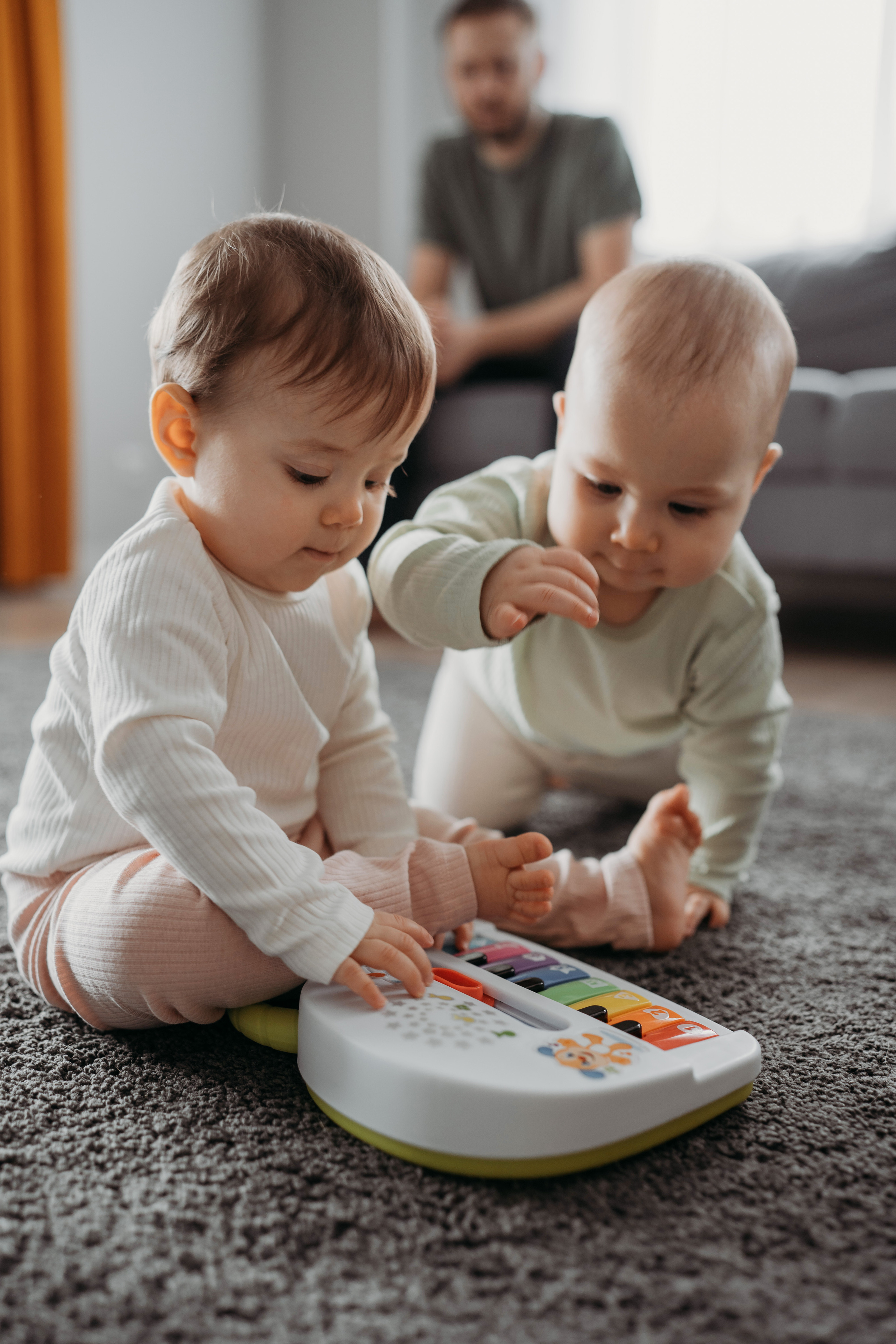 Настя, Саша, Даня и их родители. Фотограф новорожденных и детей первого года Евгения Михалькевич