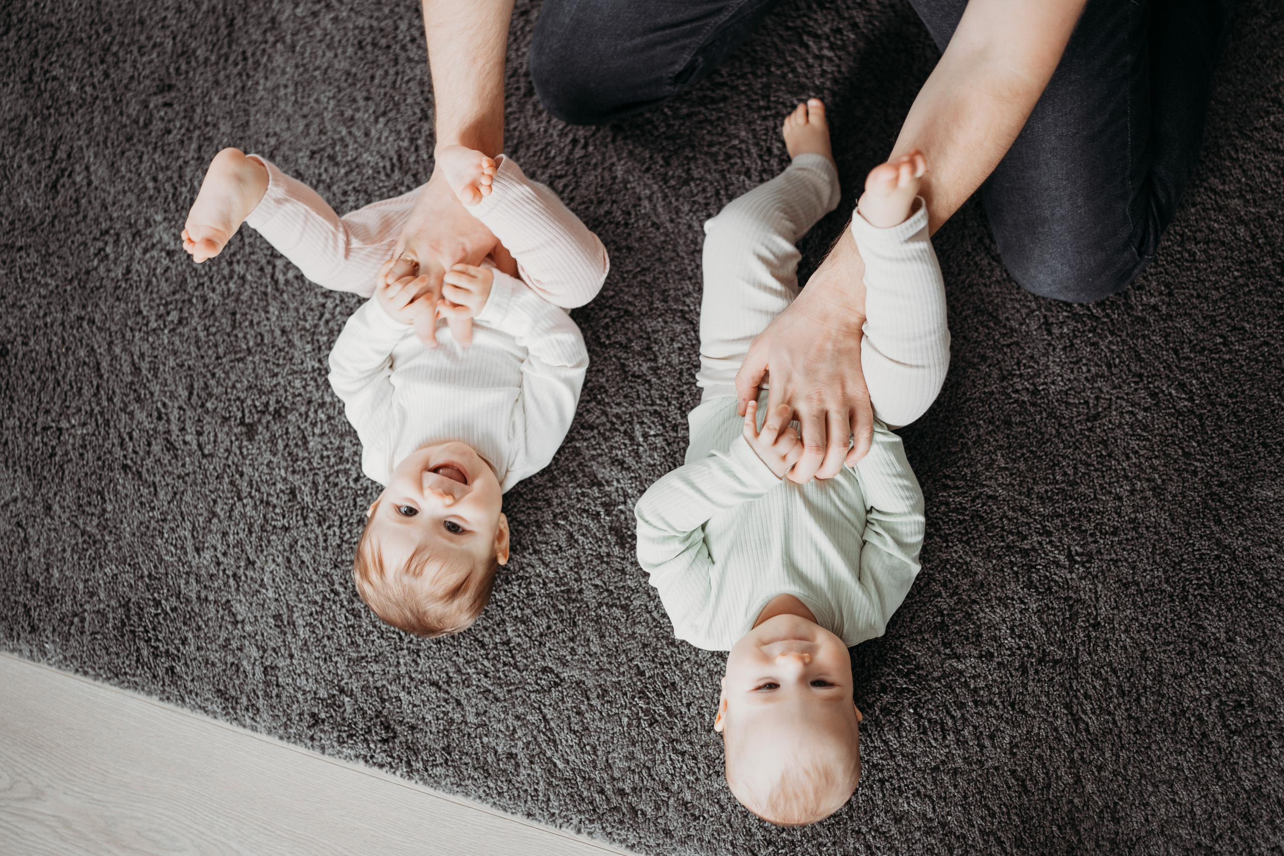 Настя, Саша, Даня и их родители. Фотограф новорожденных и детей первого года Евгения Михалькевич