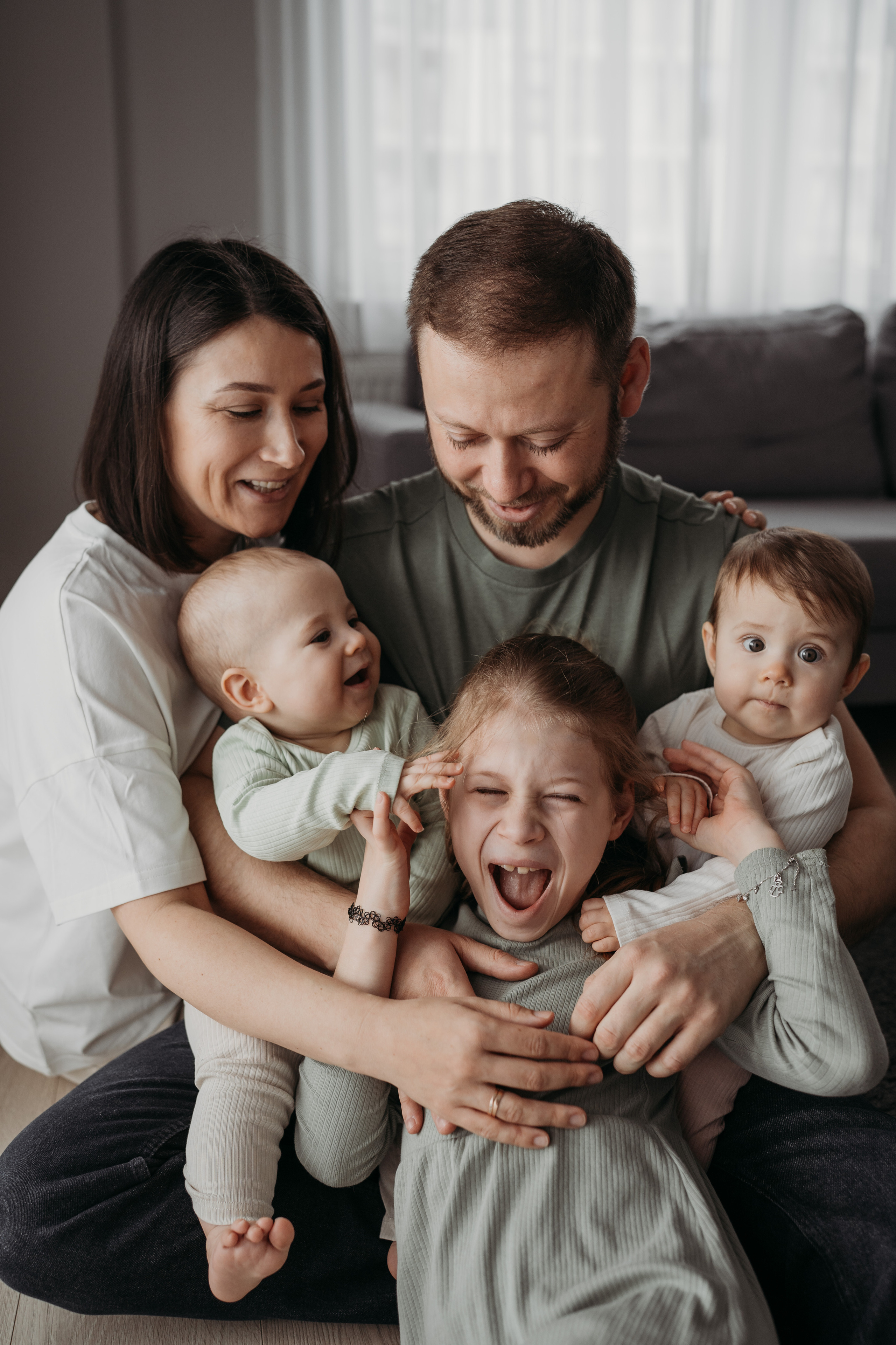 Настя, Саша, Даня и их родители. Фотограф новорожденных и детей первого года Евгения Михалькевич