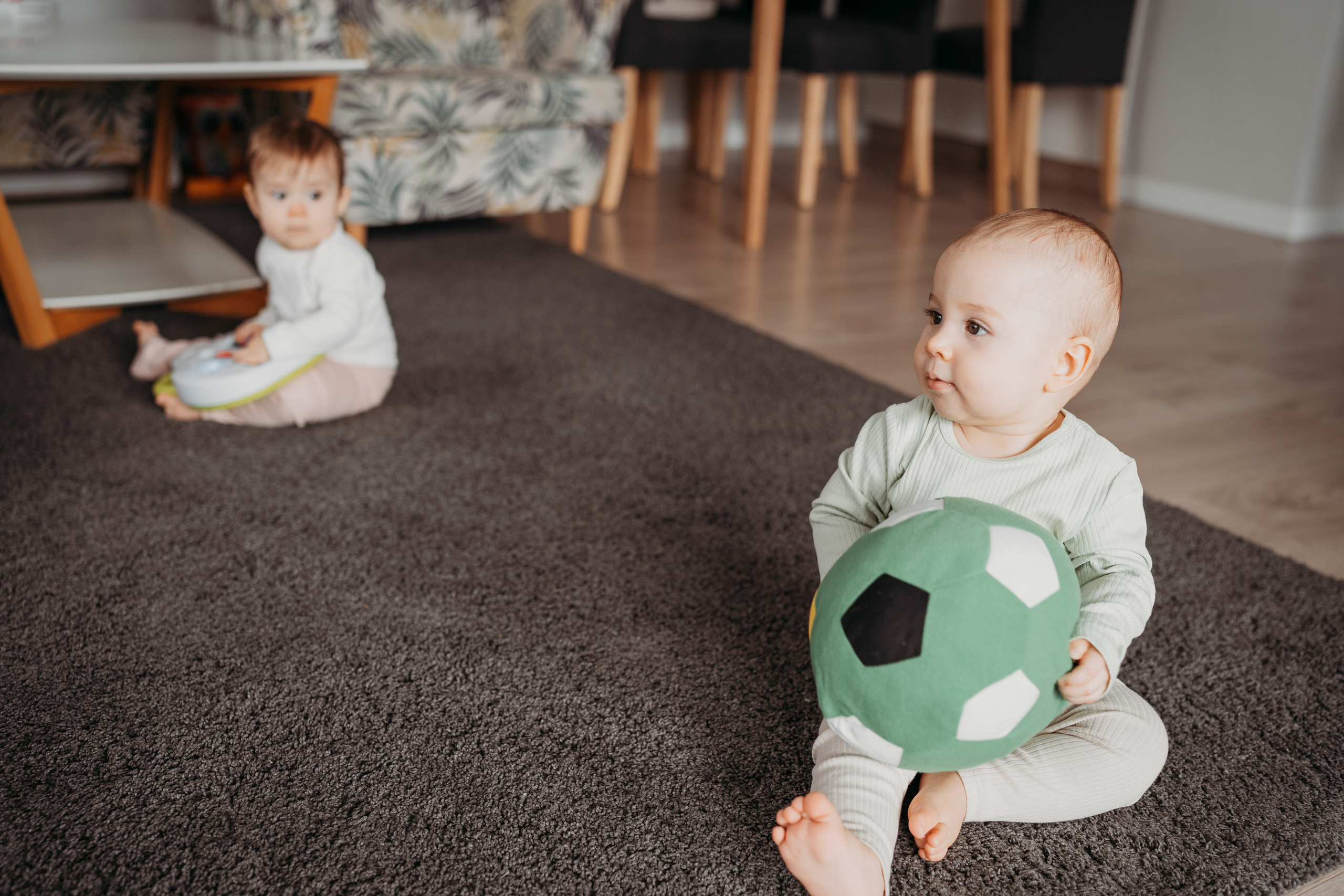 Настя, Саша, Даня и их родители. Фотограф новорожденных и детей первого года Евгения Михалькевич