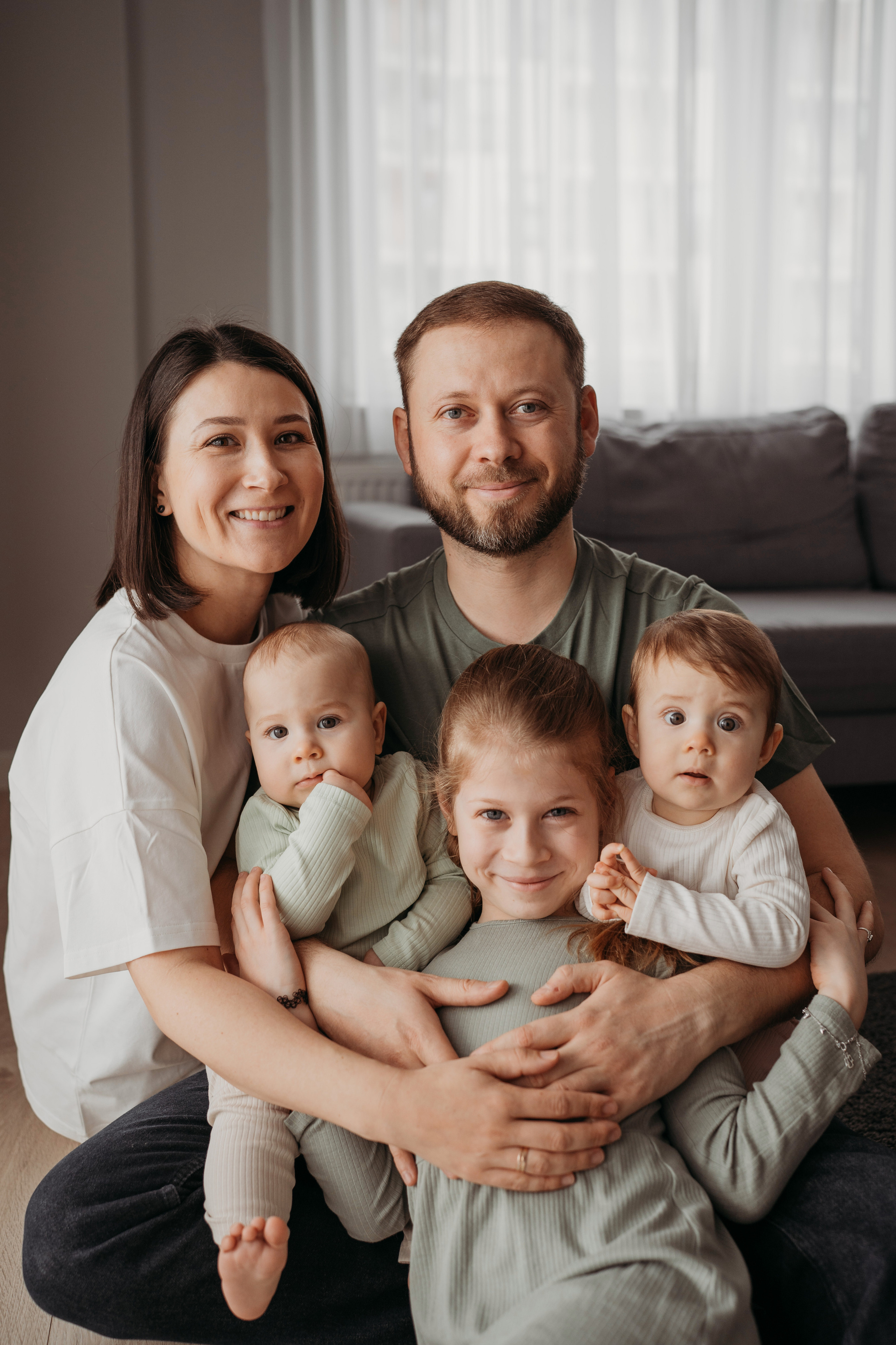 Настя, Саша, Даня и их родители. Фотограф новорожденных и детей первого года Евгения Михалькевич