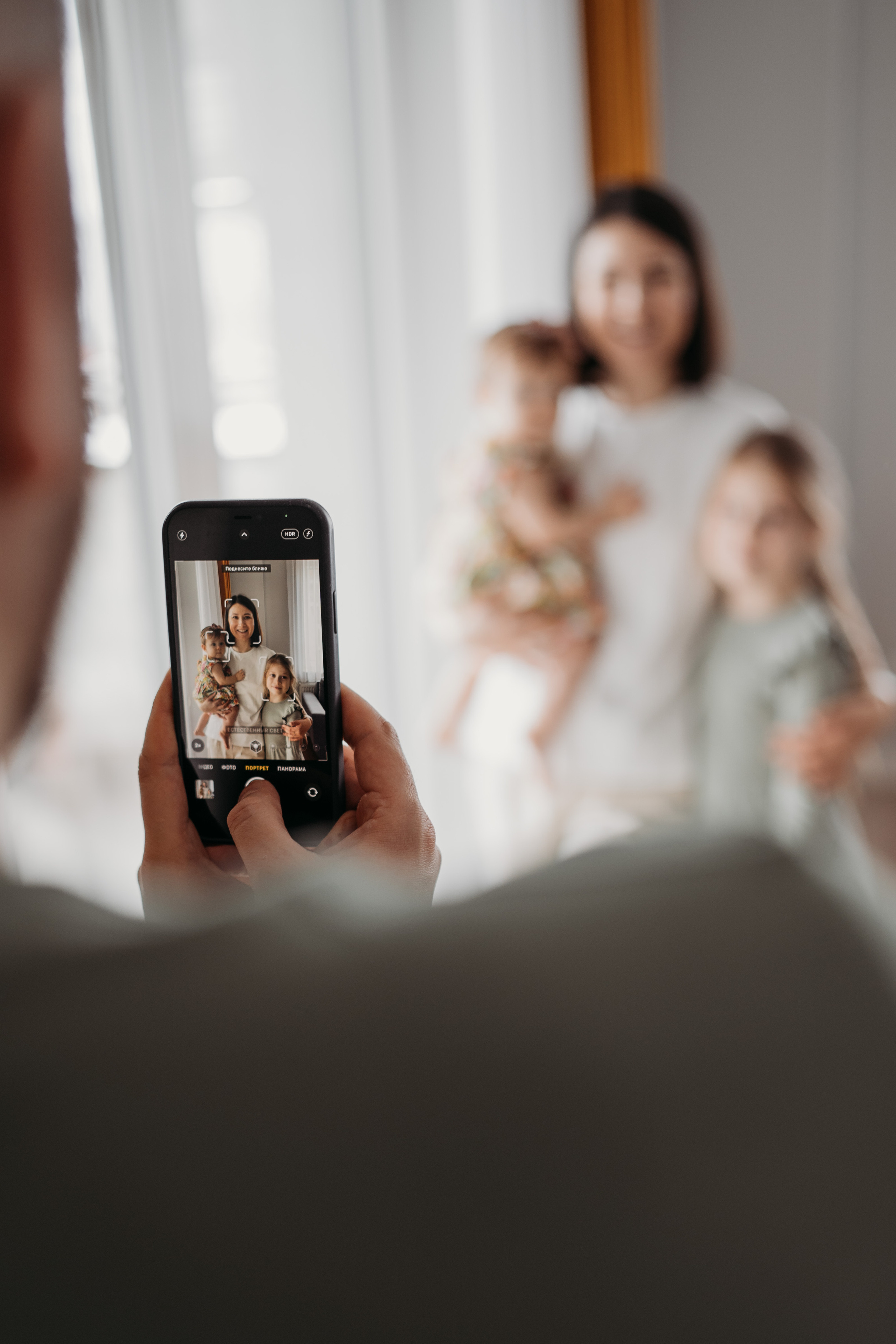 Настя, Саша, Даня и их родители. Фотограф новорожденных и детей первого года Евгения Михалькевич