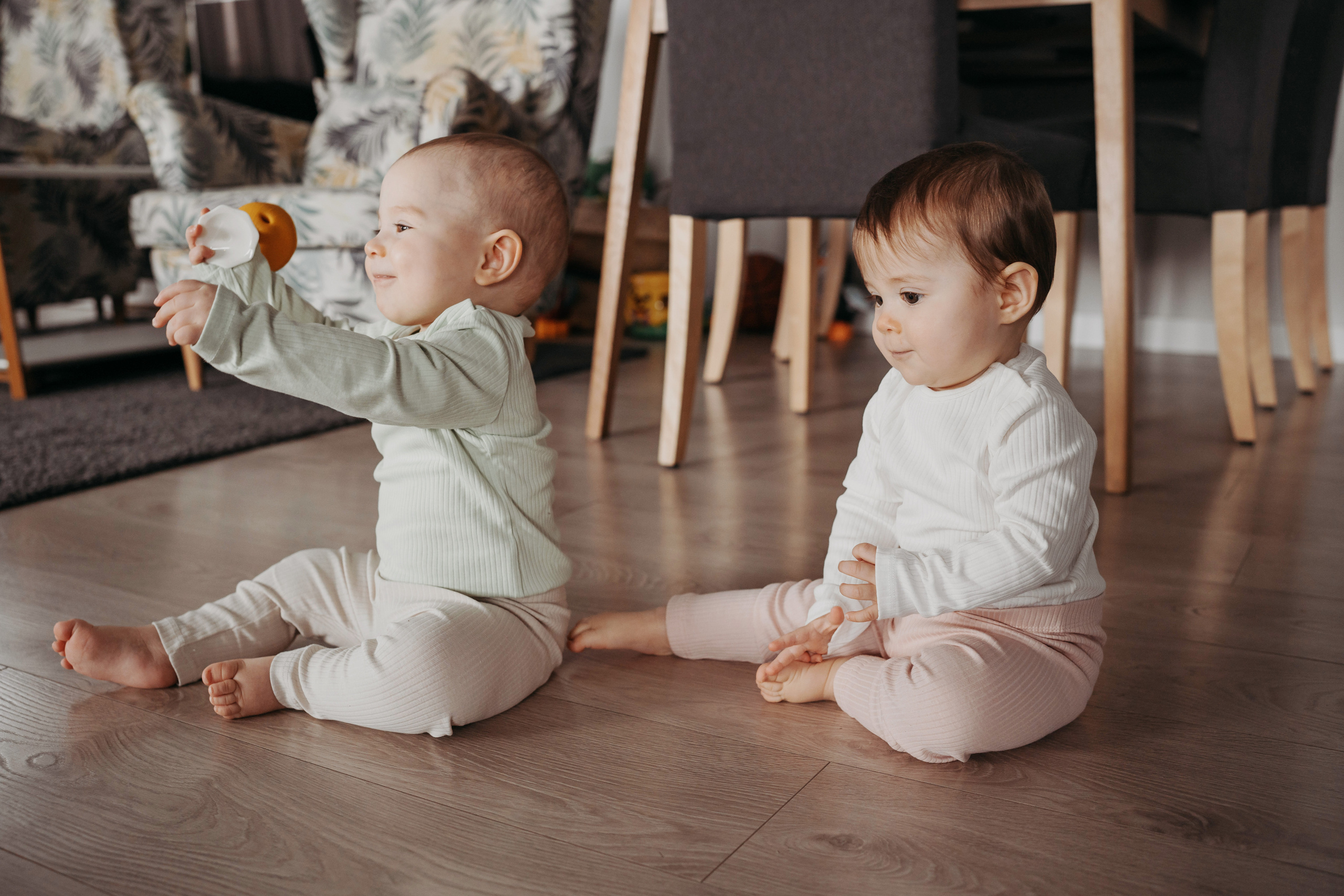 Настя, Саша, Даня и их родители. Фотограф новорожденных и детей первого года Евгения Михалькевич