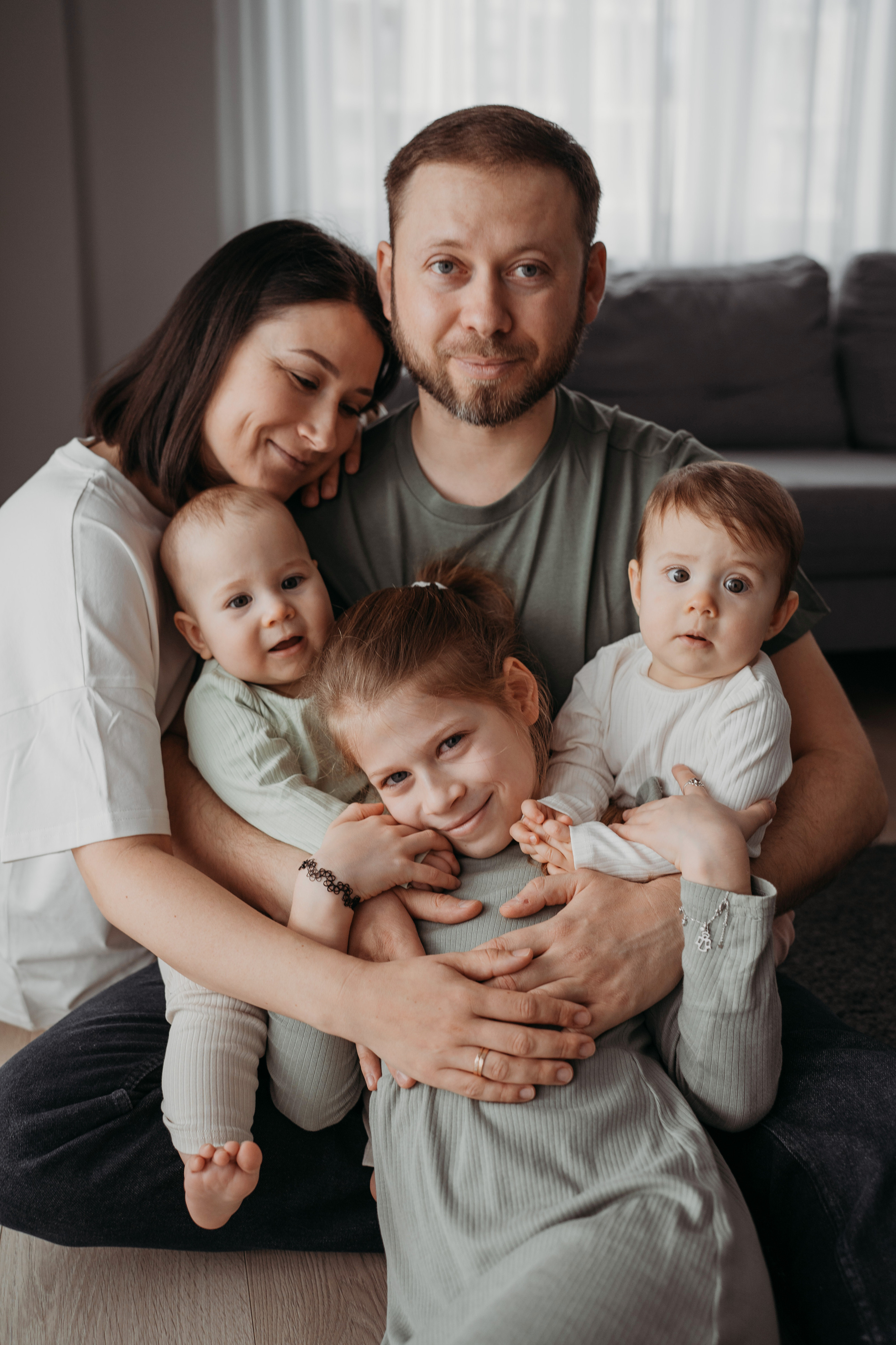 Настя, Саша, Даня и их родители. Фотограф новорожденных и детей первого года Евгения Михалькевич