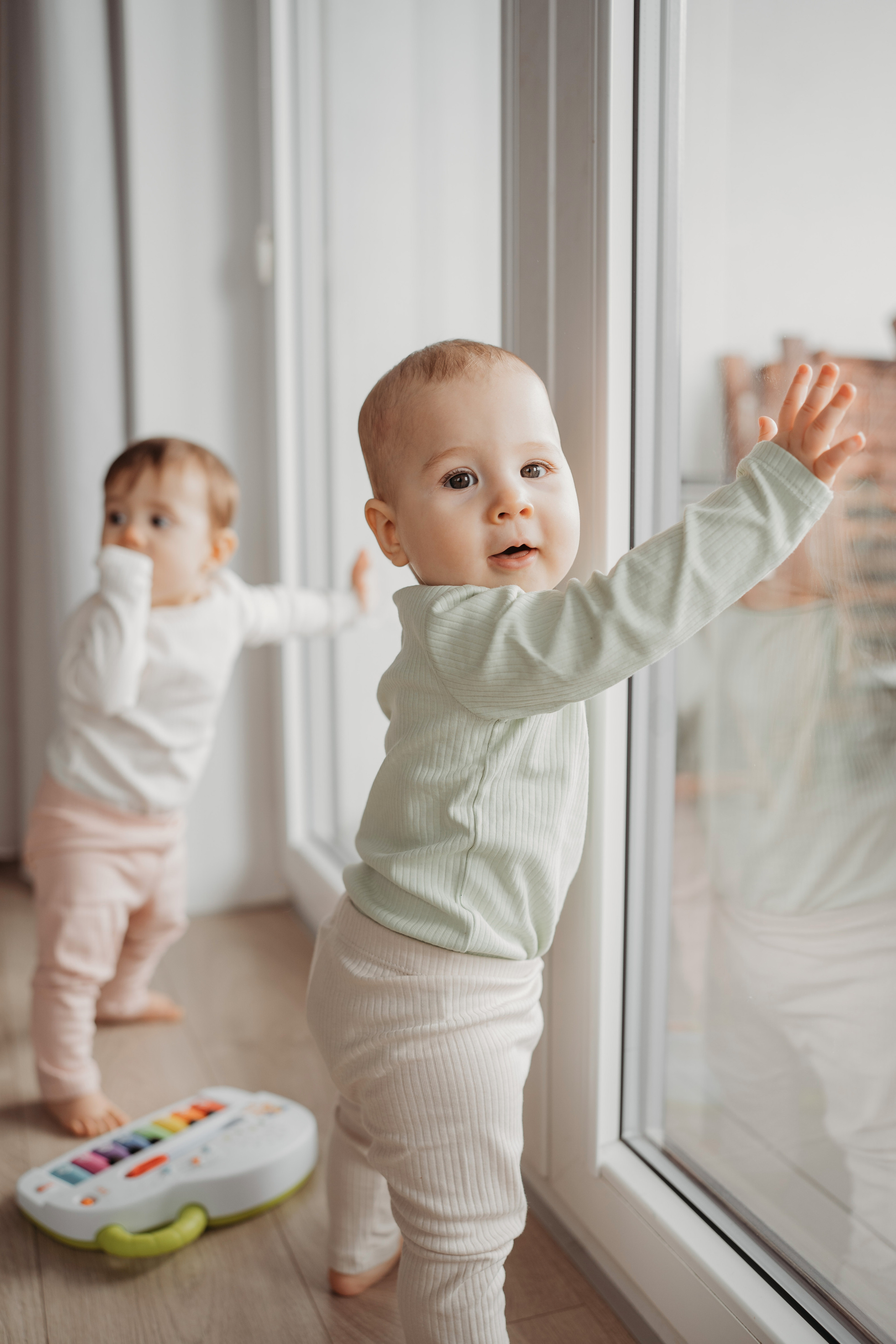 Настя, Саша, Даня и их родители. Фотограф новорожденных и детей первого года Евгения Михалькевич