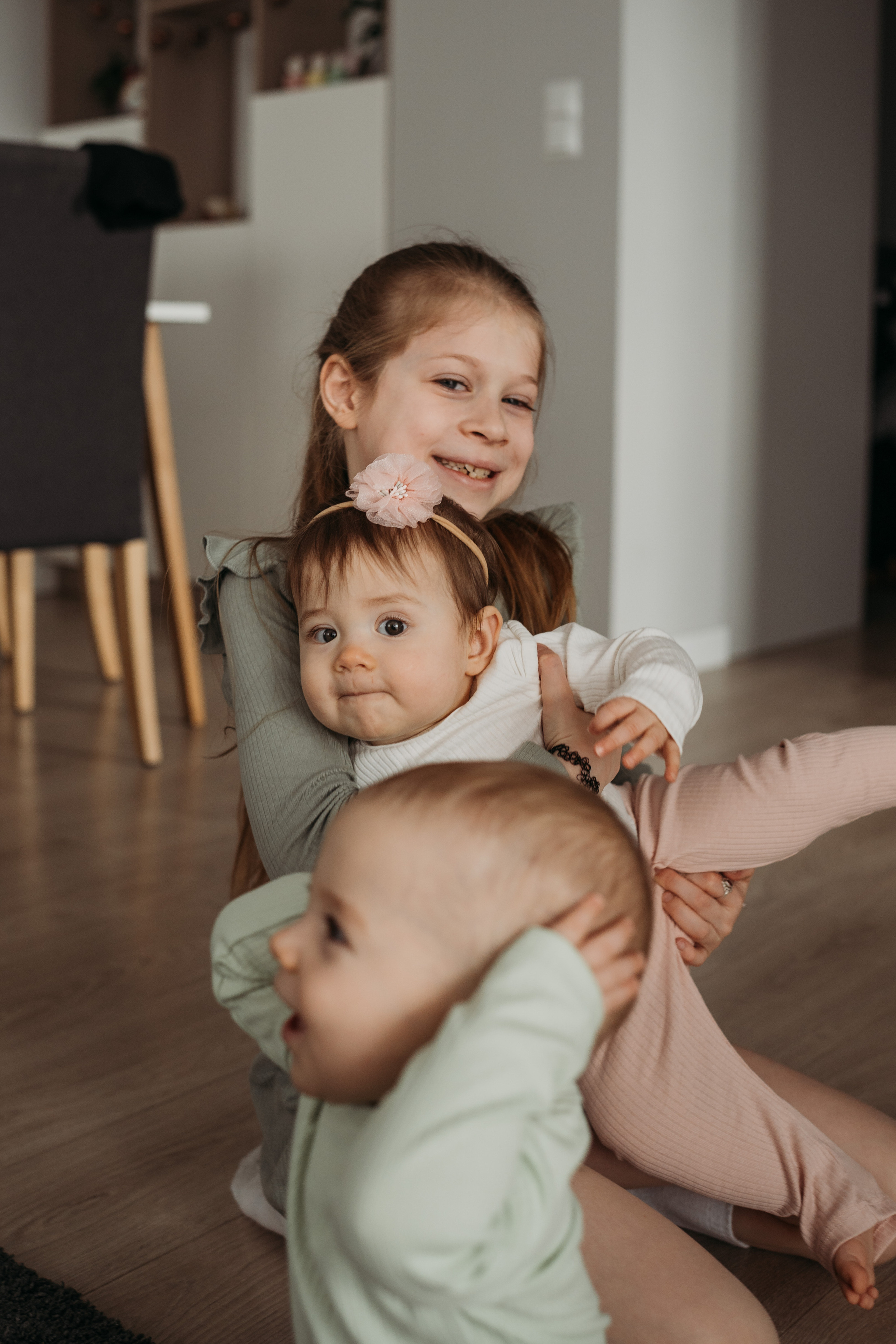 Настя, Саша, Даня и их родители. Фотограф новорожденных и детей первого года Евгения Михалькевич