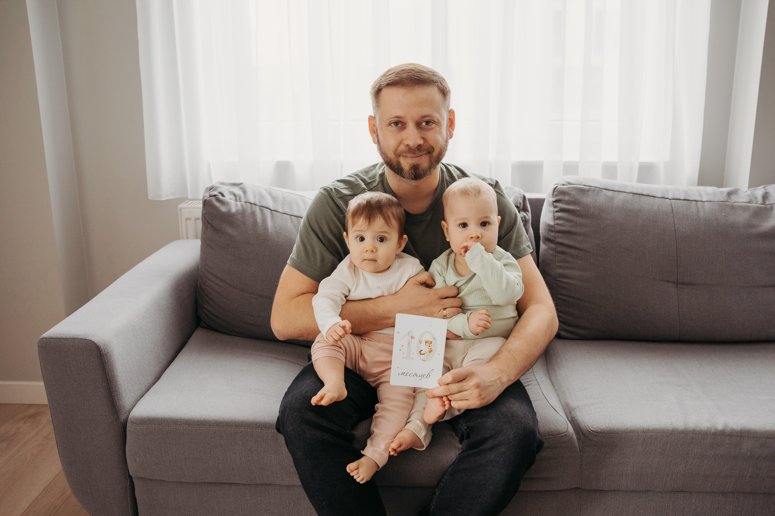 Настя, Саша, Даня и их родители. Фотограф новорожденных и детей первого года Евгения Михалькевич