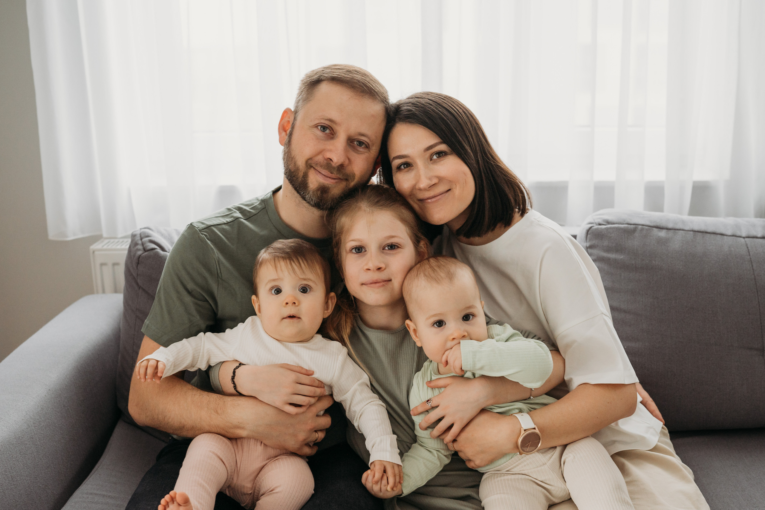 Настя, Саша, Даня и их родители. Фотограф новорожденных и детей первого года Евгения Михалькевич