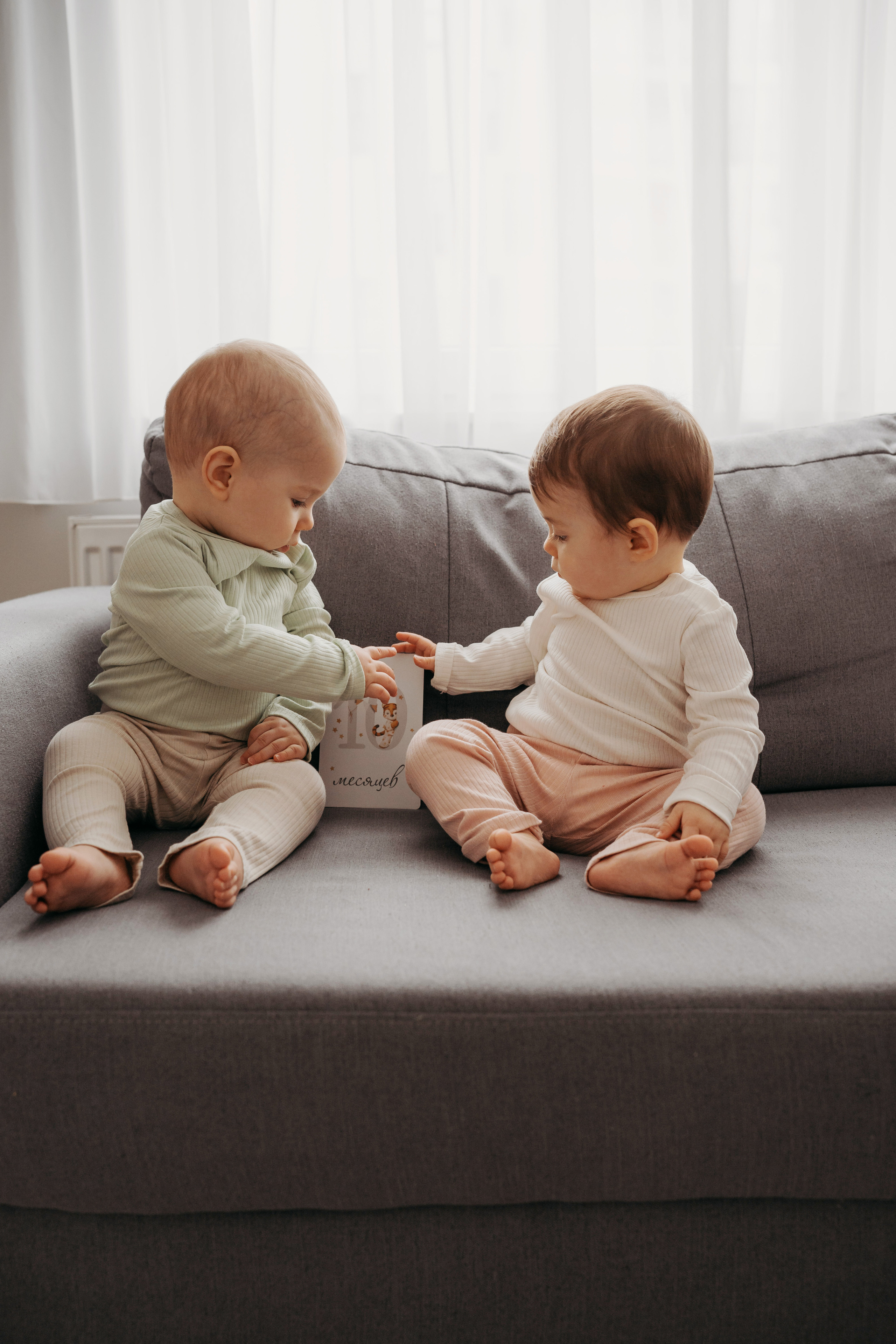 Настя, Саша, Даня и их родители. Фотограф новорожденных и детей первого года Евгения Михалькевич