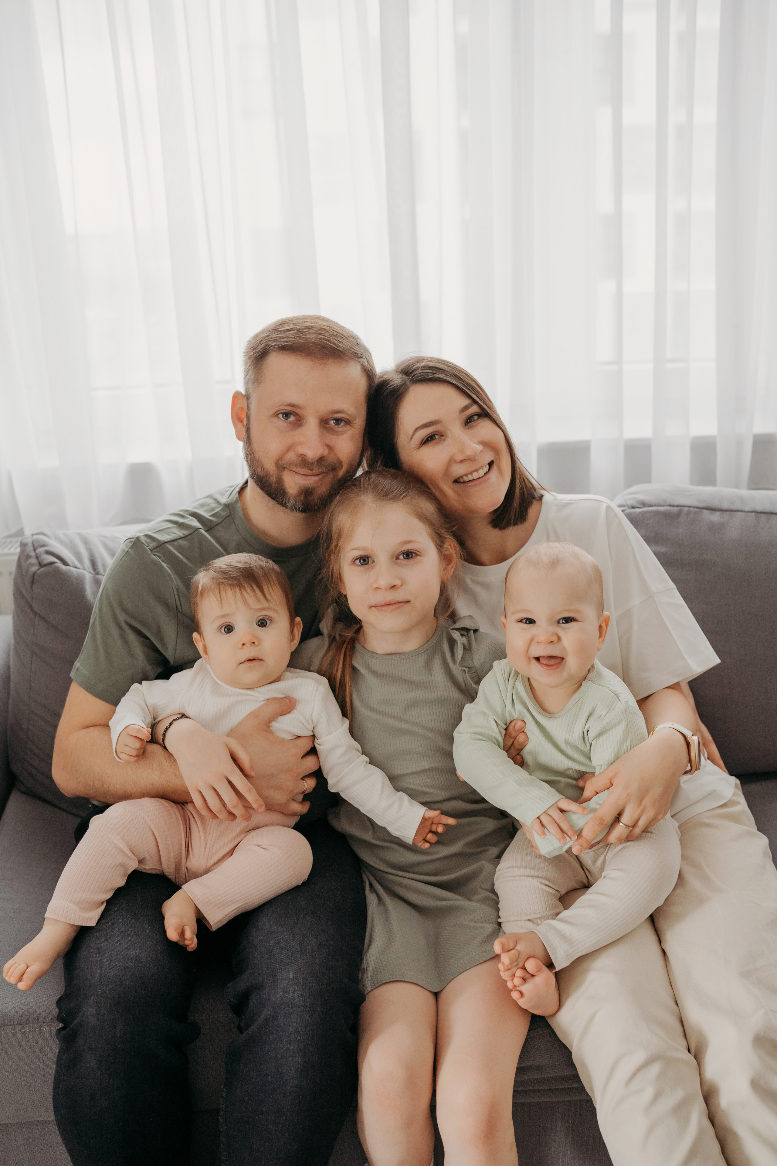 Настя, Саша, Даня и их родители. Фотограф новорожденных и детей первого года Евгения Михалькевич