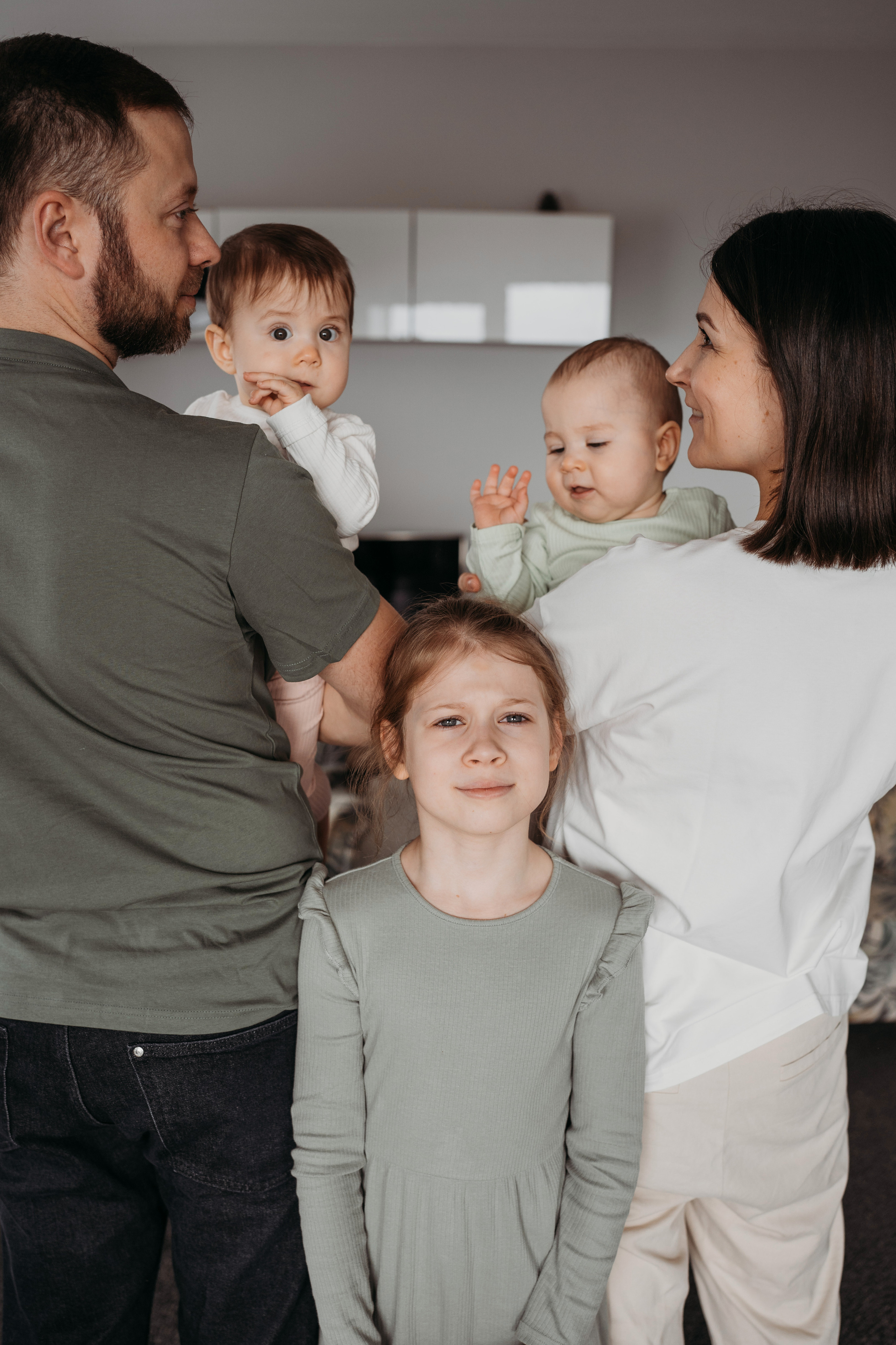 Настя, Саша, Даня и их родители. Фотограф новорожденных и детей первого года Евгения Михалькевич