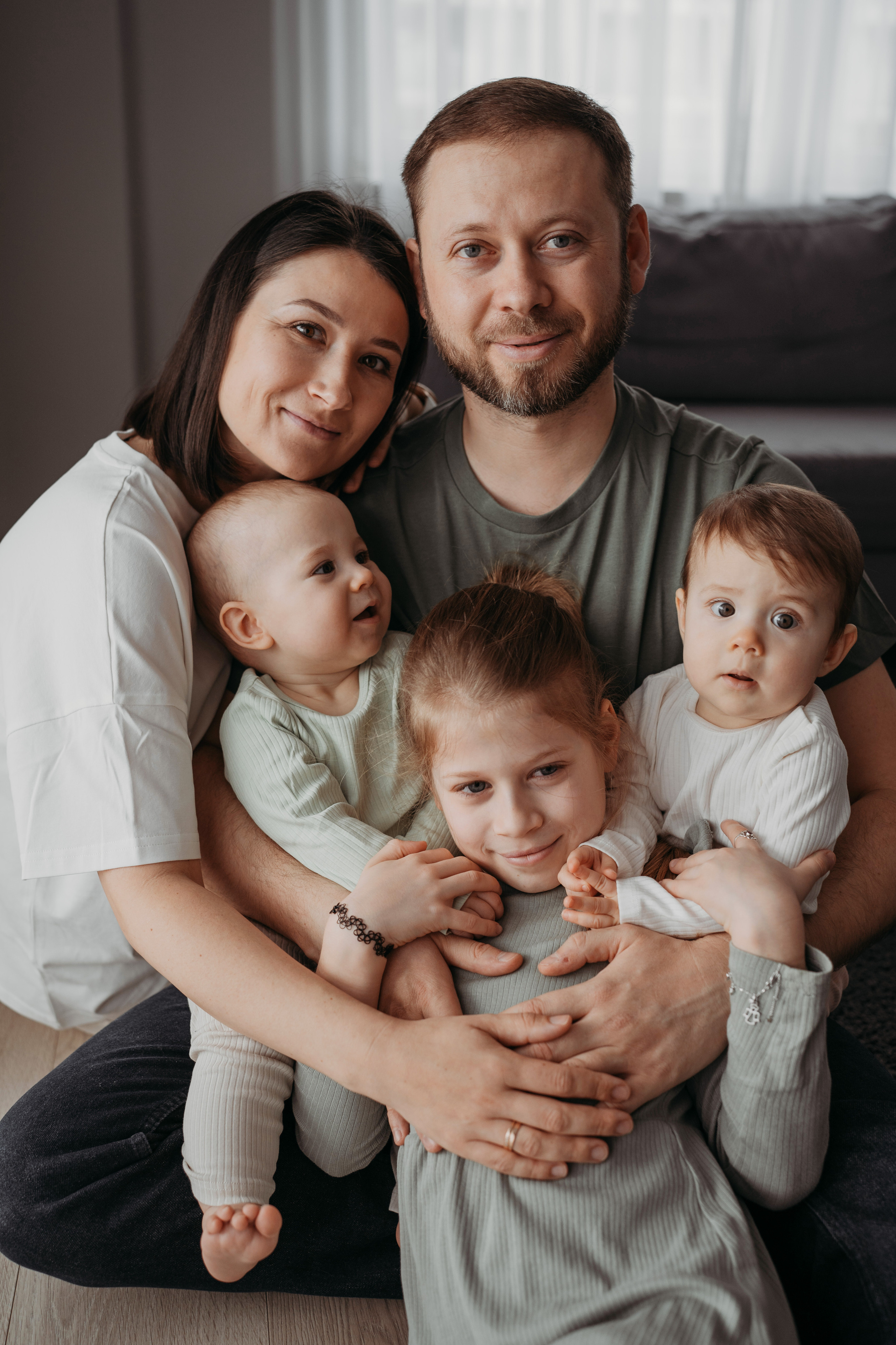 Настя, Саша, Даня и их родители. Фотограф новорожденных и детей первого года Евгения Михалькевич