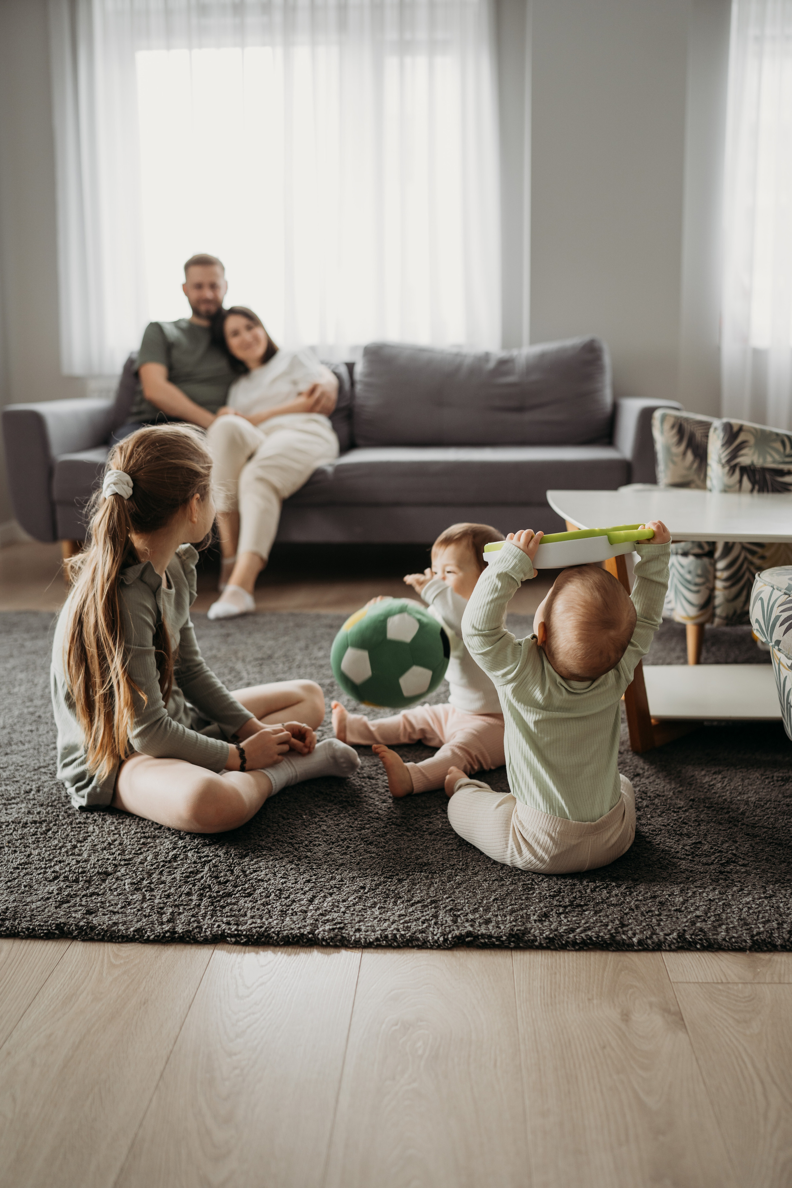 Настя, Саша, Даня и их родители. Фотограф новорожденных и детей первого года Евгения Михалькевич