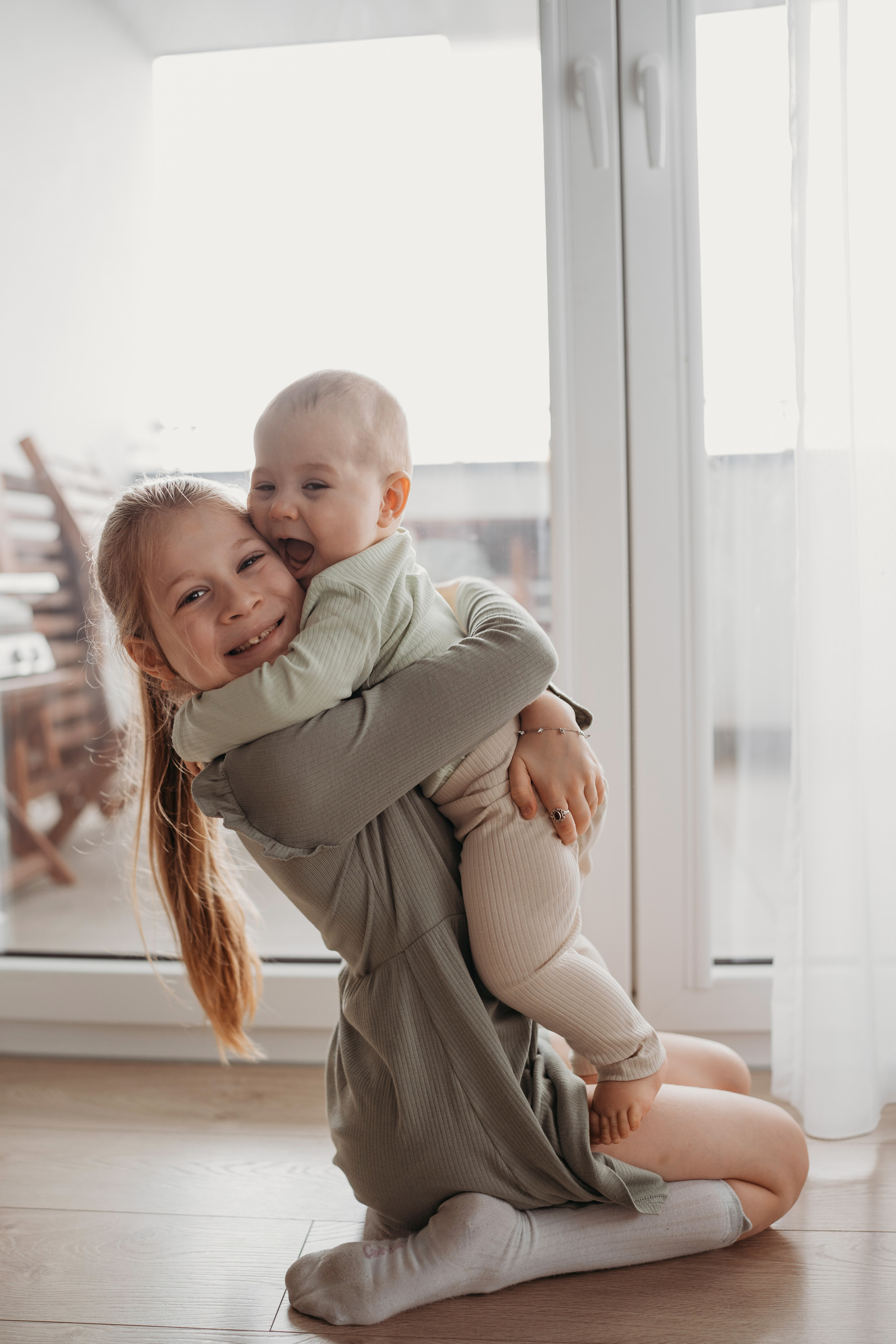 Настя, Саша, Даня и их родители. Фотограф новорожденных и детей первого года Евгения Михалькевич