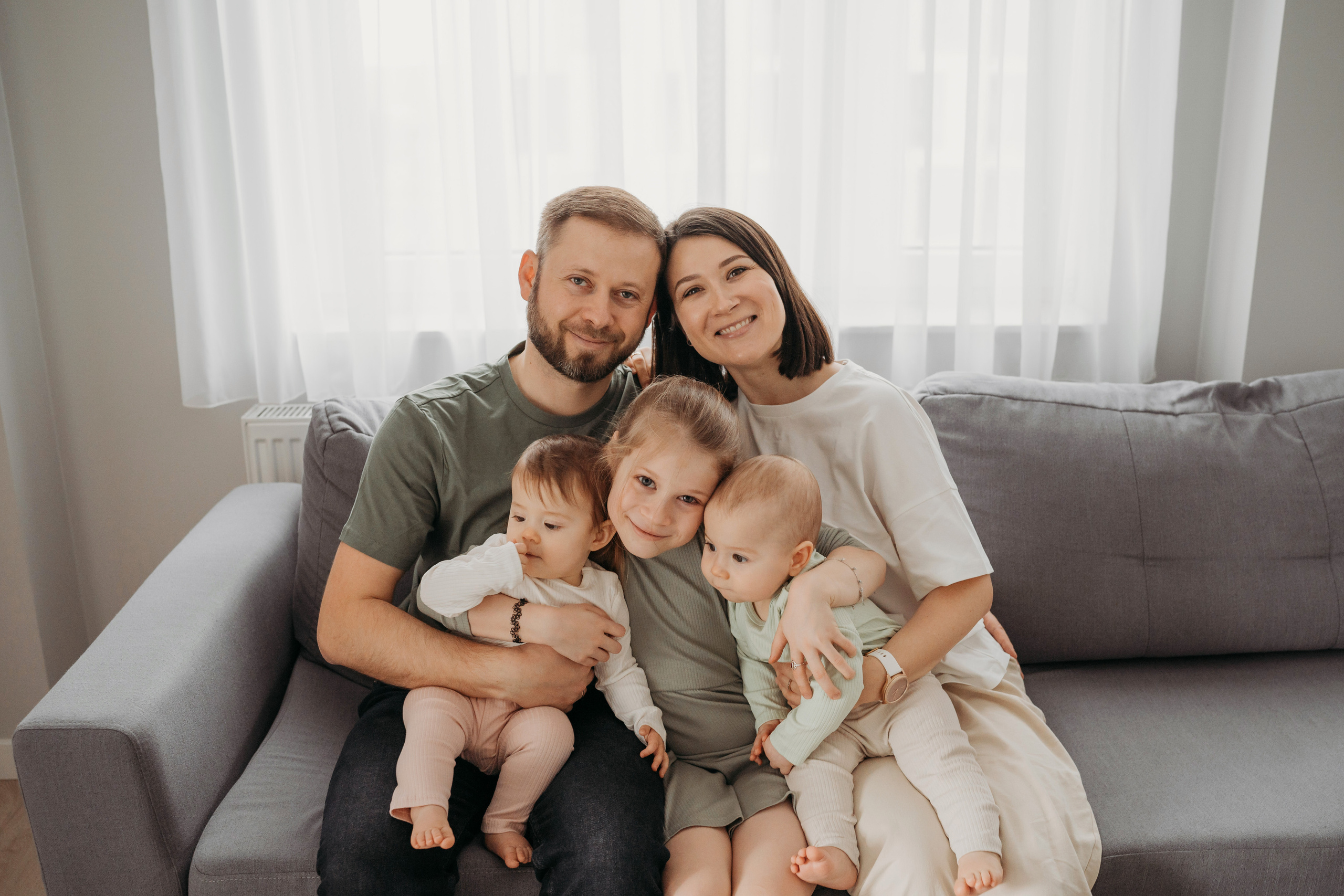 Настя, Саша, Даня и их родители. Фотограф новорожденных и детей первого года Евгения Михалькевич