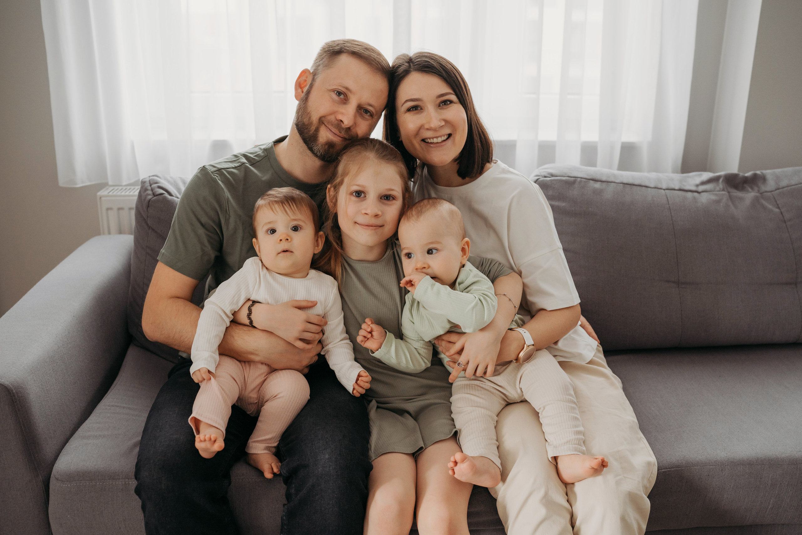 Настя, Саша, Даня и их родители. Фотограф новорожденных и детей первого года Евгения Михалькевич