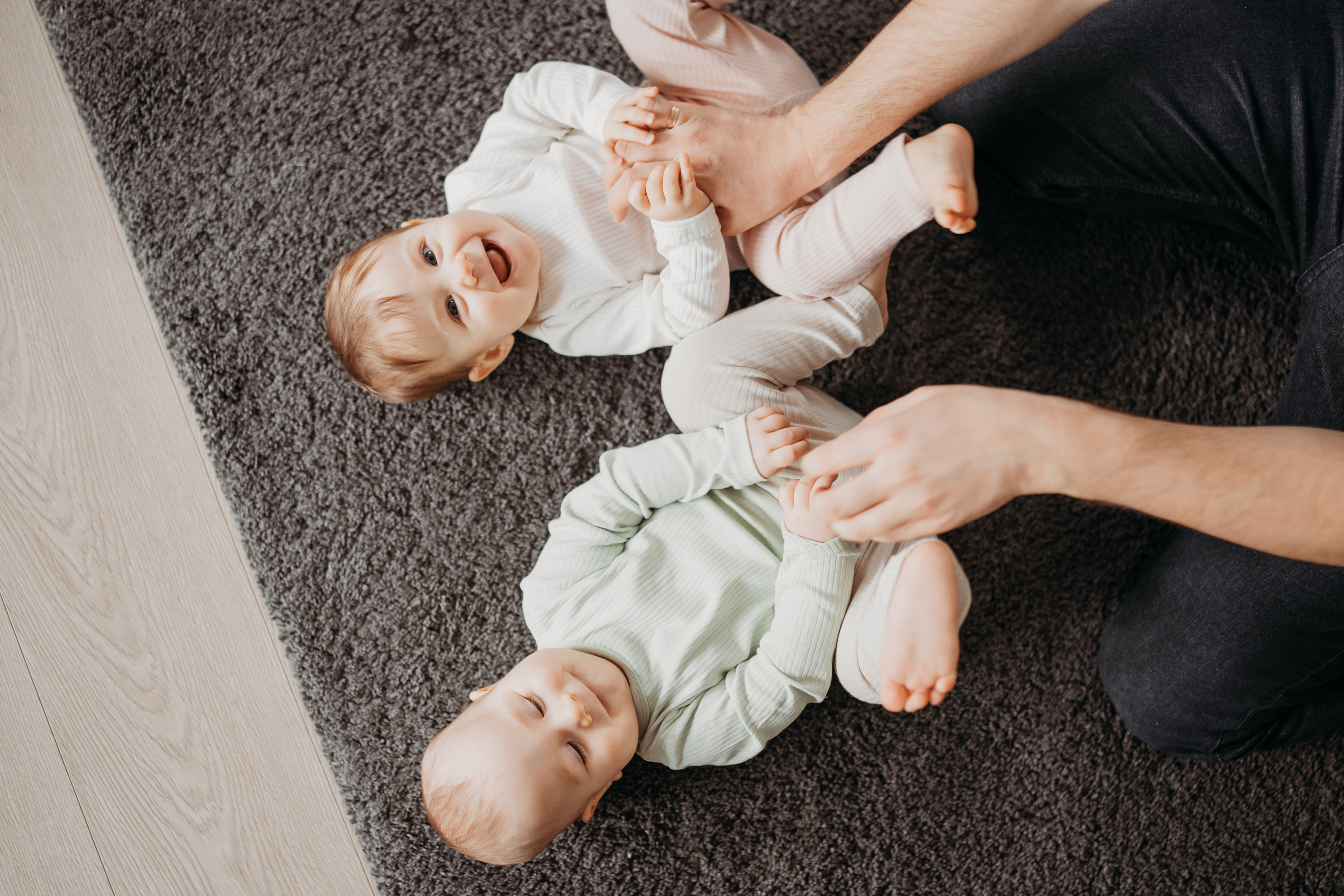 Настя, Саша, Даня и их родители. Фотограф новорожденных и детей первого года Евгения Михалькевич