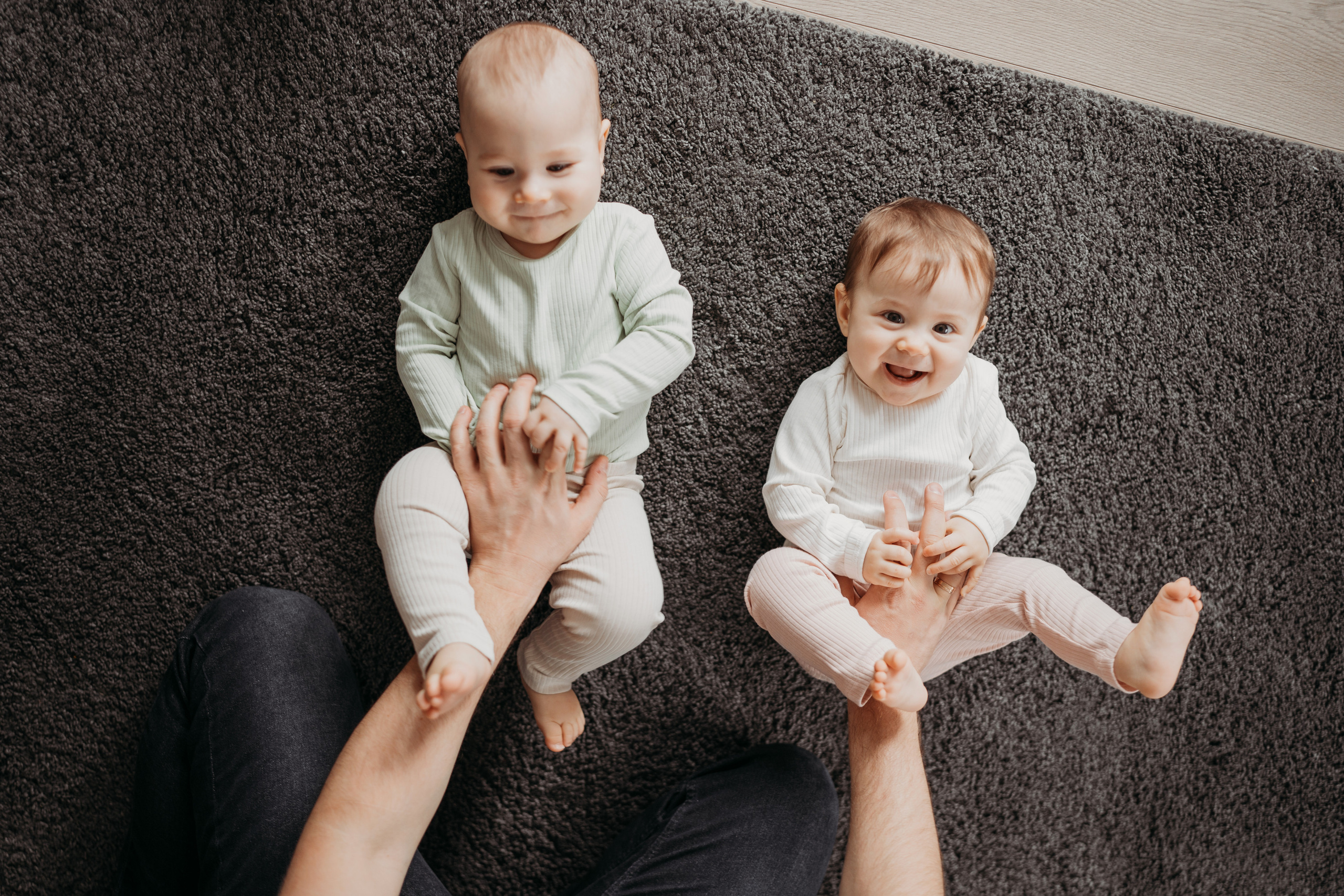 Настя, Саша, Даня и их родители. Фотограф новорожденных и детей первого года Евгения Михалькевич