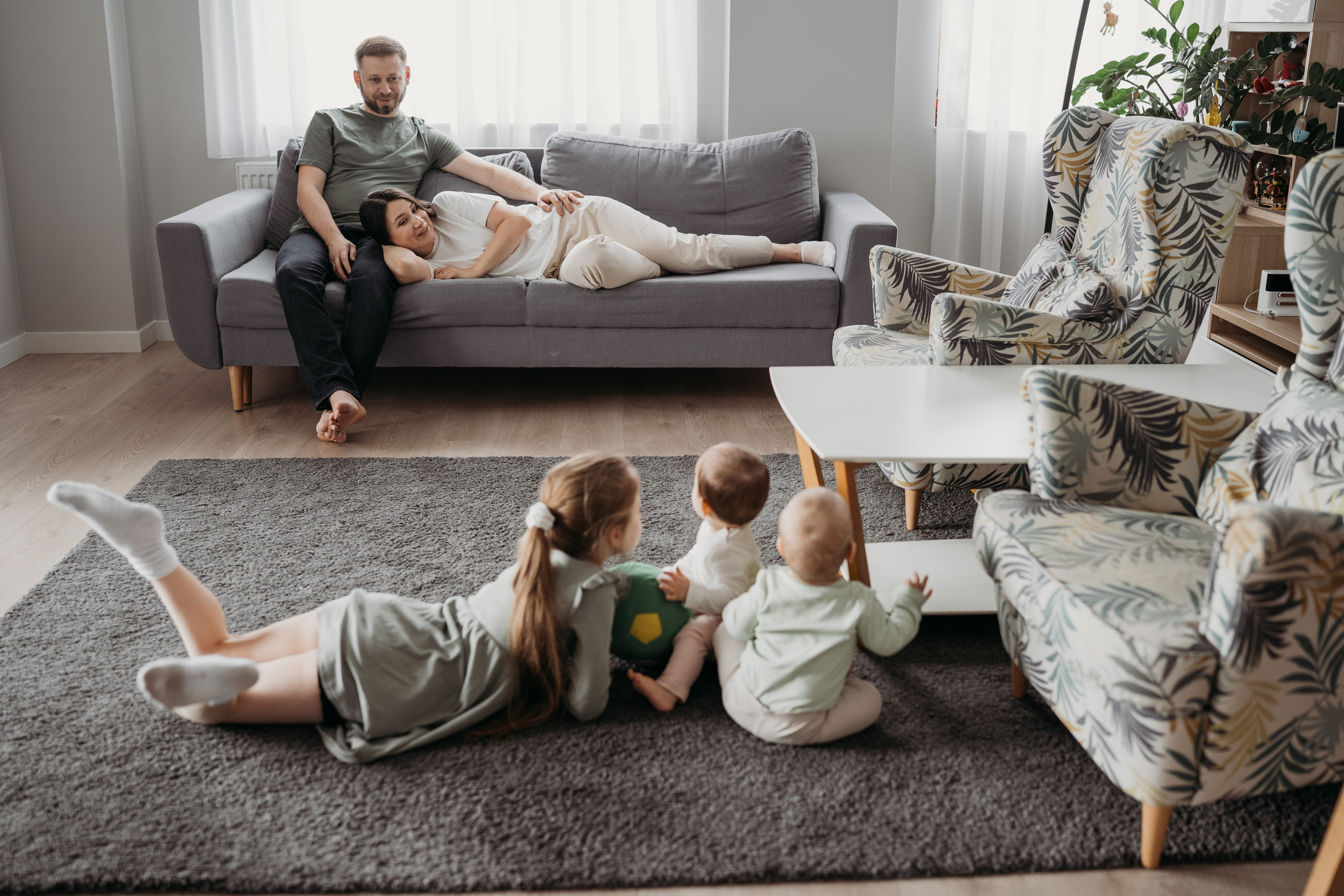 Настя, Саша, Даня и их родители. Фотограф новорожденных и детей первого года Евгения Михалькевич