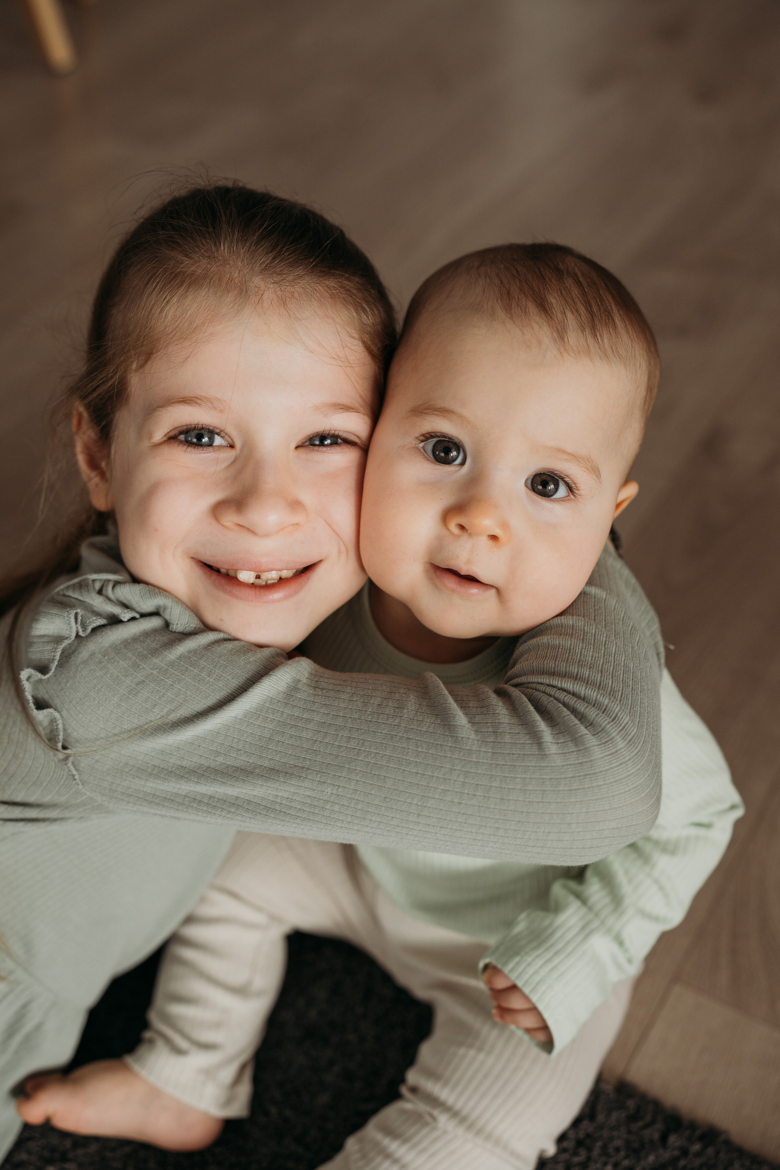 Настя, Саша, Даня и их родители. Фотограф новорожденных и детей первого года Евгения Михалькевич