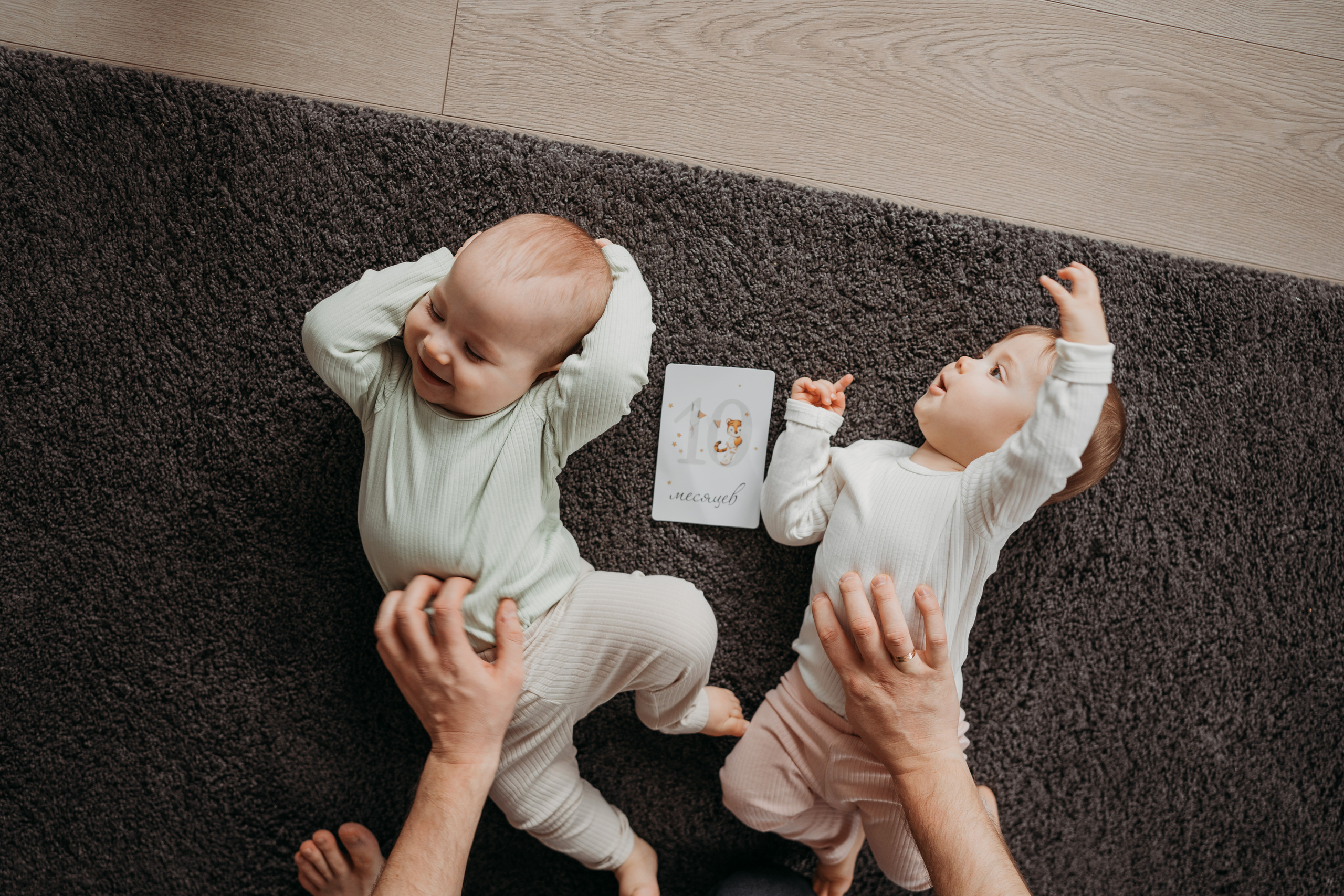 Настя, Саша, Даня и их родители. Фотограф новорожденных и детей первого года Евгения Михалькевич