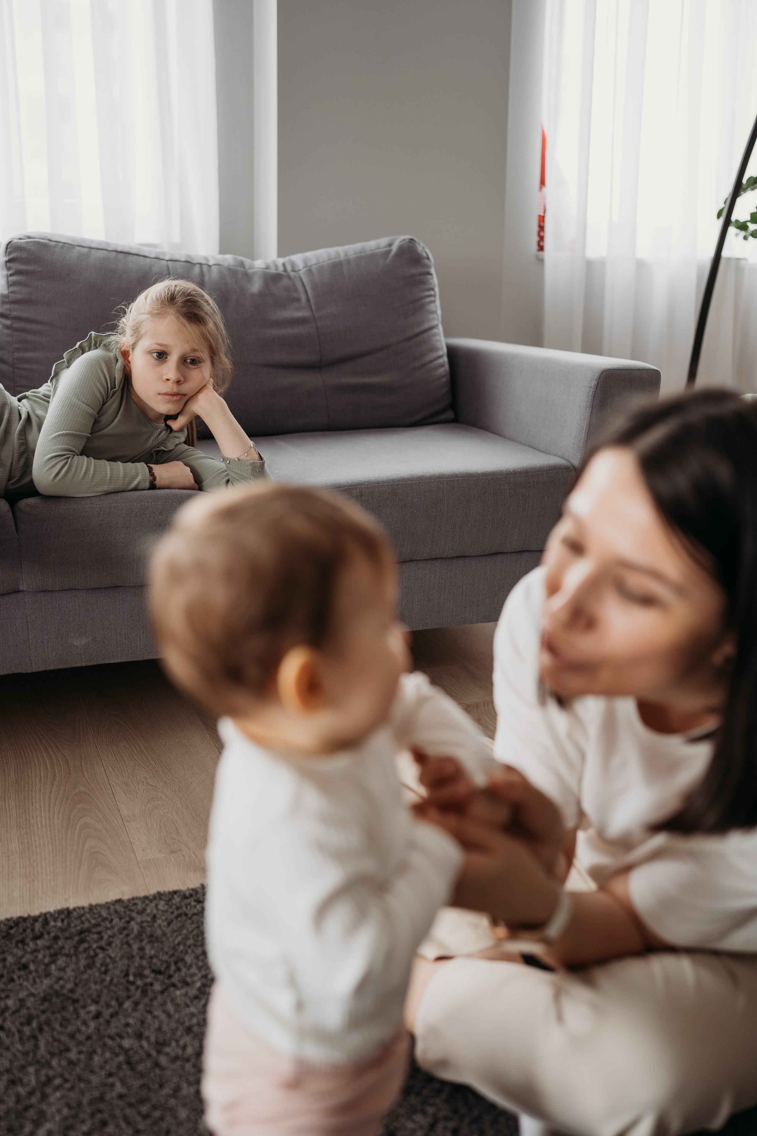 Настя, Саша, Даня и их родители. Фотограф новорожденных и детей первого года Евгения Михалькевич