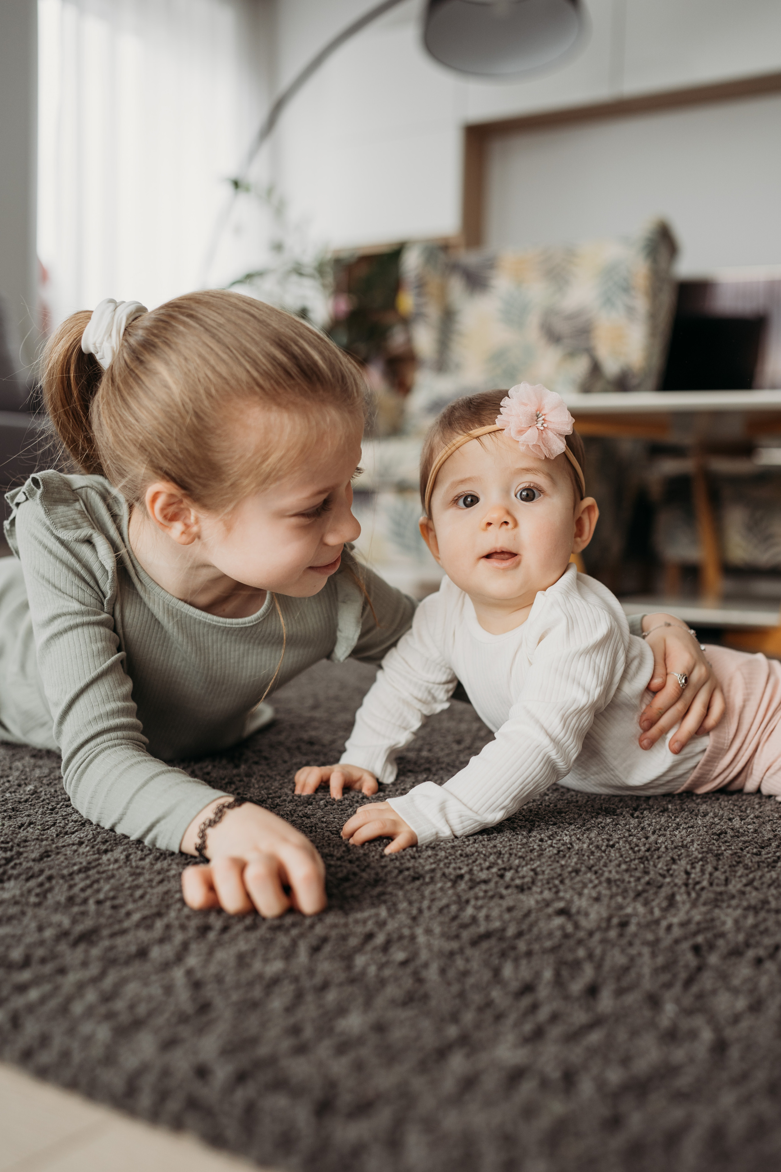 Настя, Саша, Даня и их родители. Фотограф новорожденных и детей первого года Евгения Михалькевич