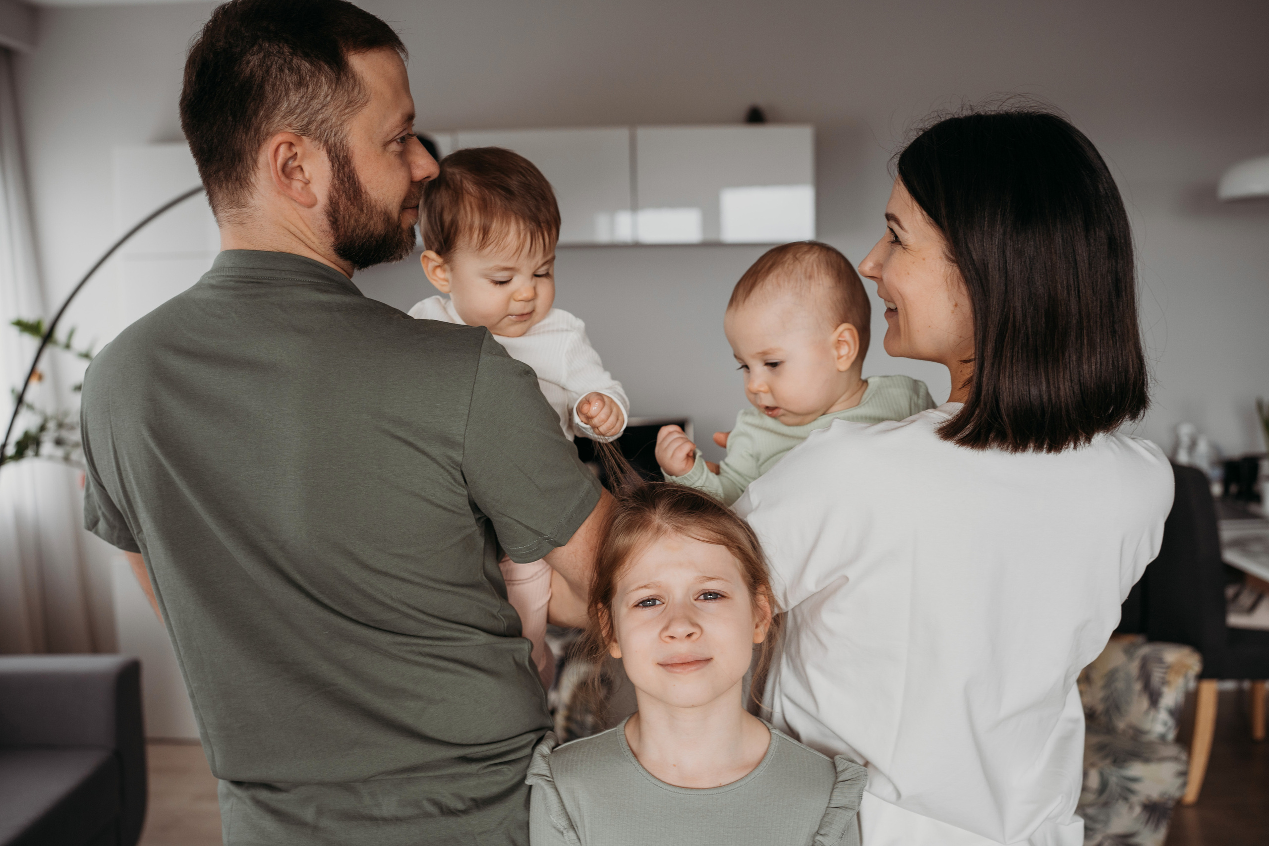 Настя, Саша, Даня и их родители. Фотограф новорожденных и детей первого года Евгения Михалькевич