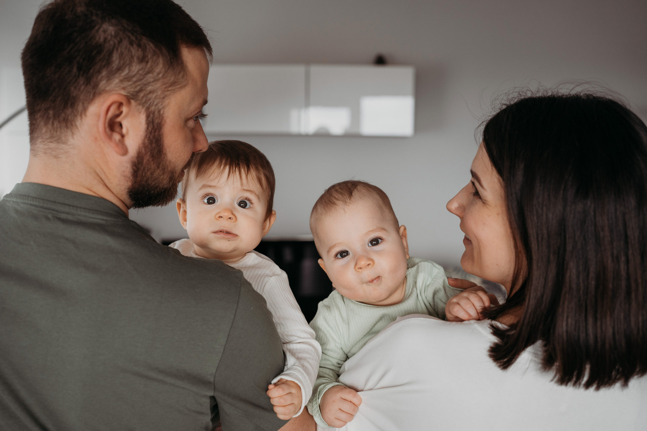Настя, Саша, Даня и их родители. Фотограф новорожденных и детей первого года Евгения Михалькевич