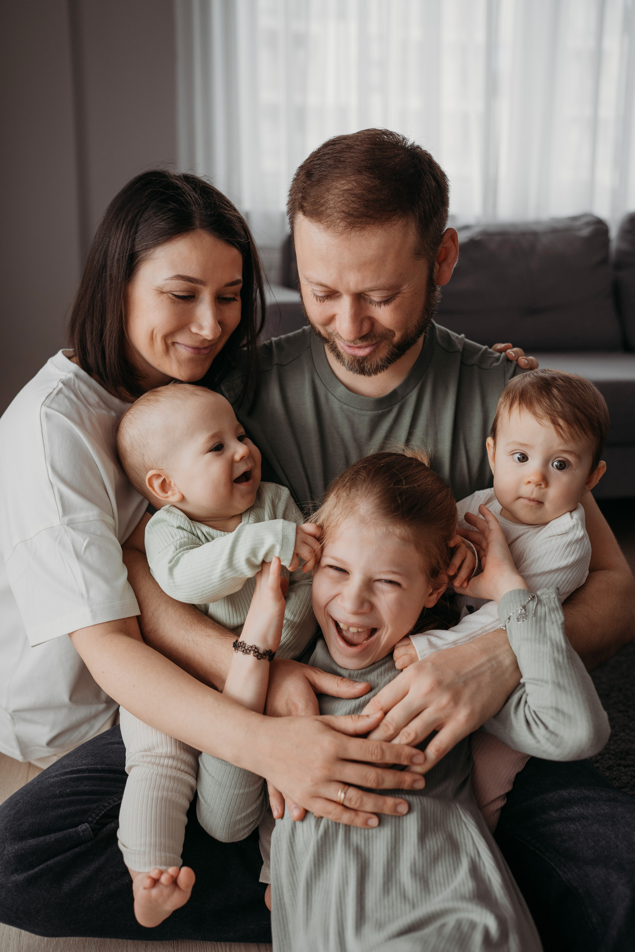 Настя, Саша, Даня и их родители. Фотограф новорожденных и детей первого года Евгения Михалькевич
