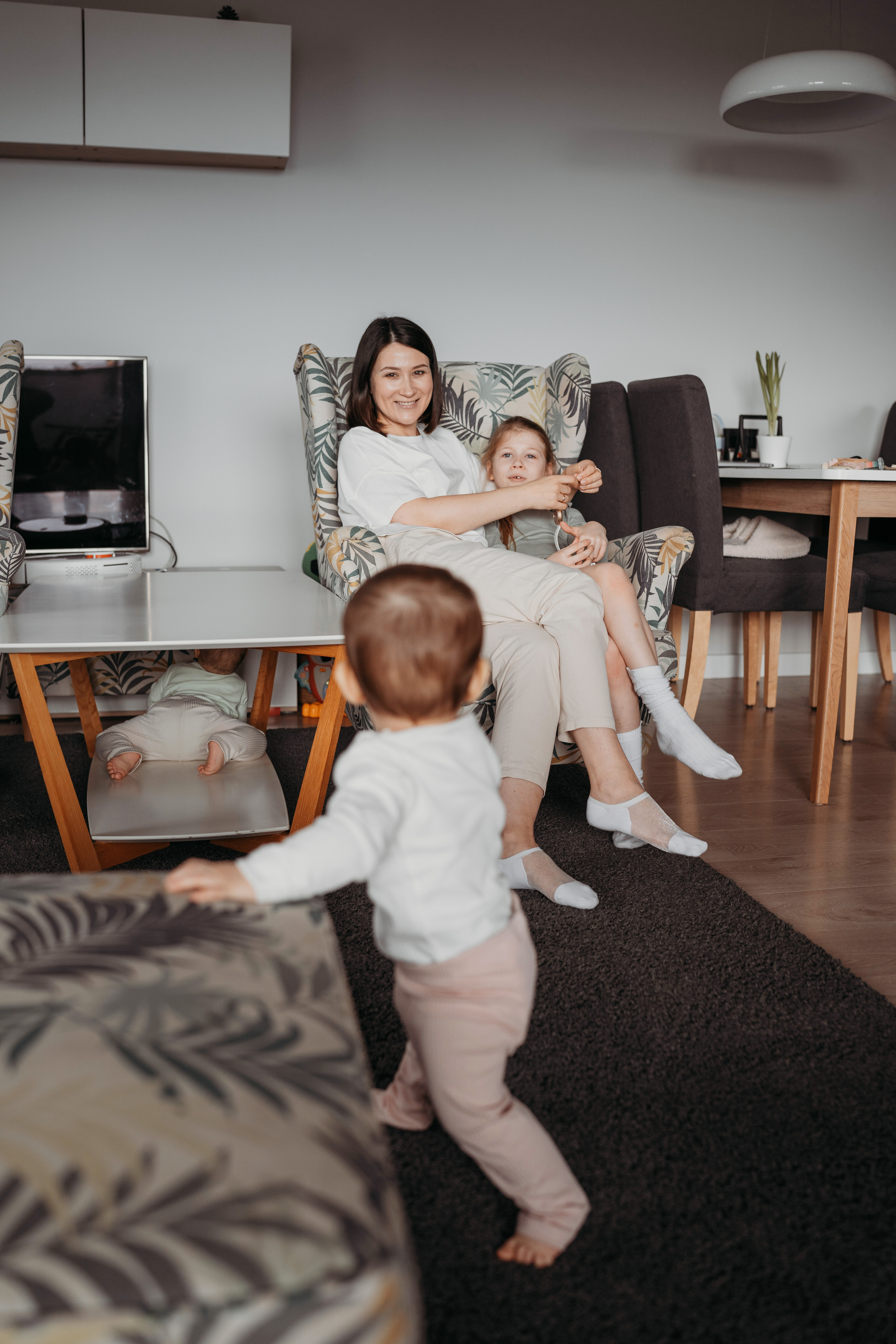 Настя, Саша, Даня и их родители. Фотограф новорожденных и детей первого года Евгения Михалькевич