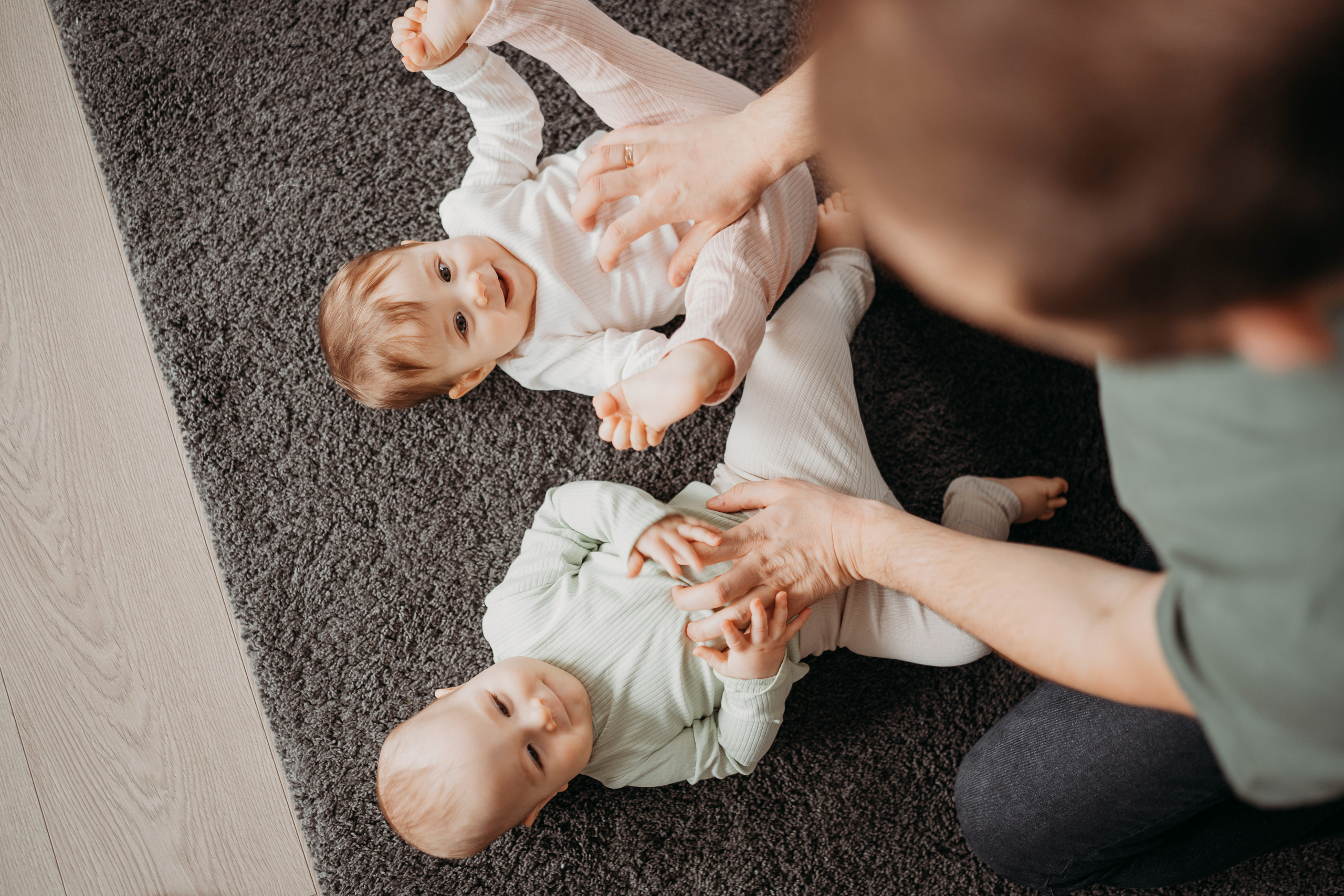 Настя, Саша, Даня и их родители. Фотограф новорожденных и детей первого года Евгения Михалькевич