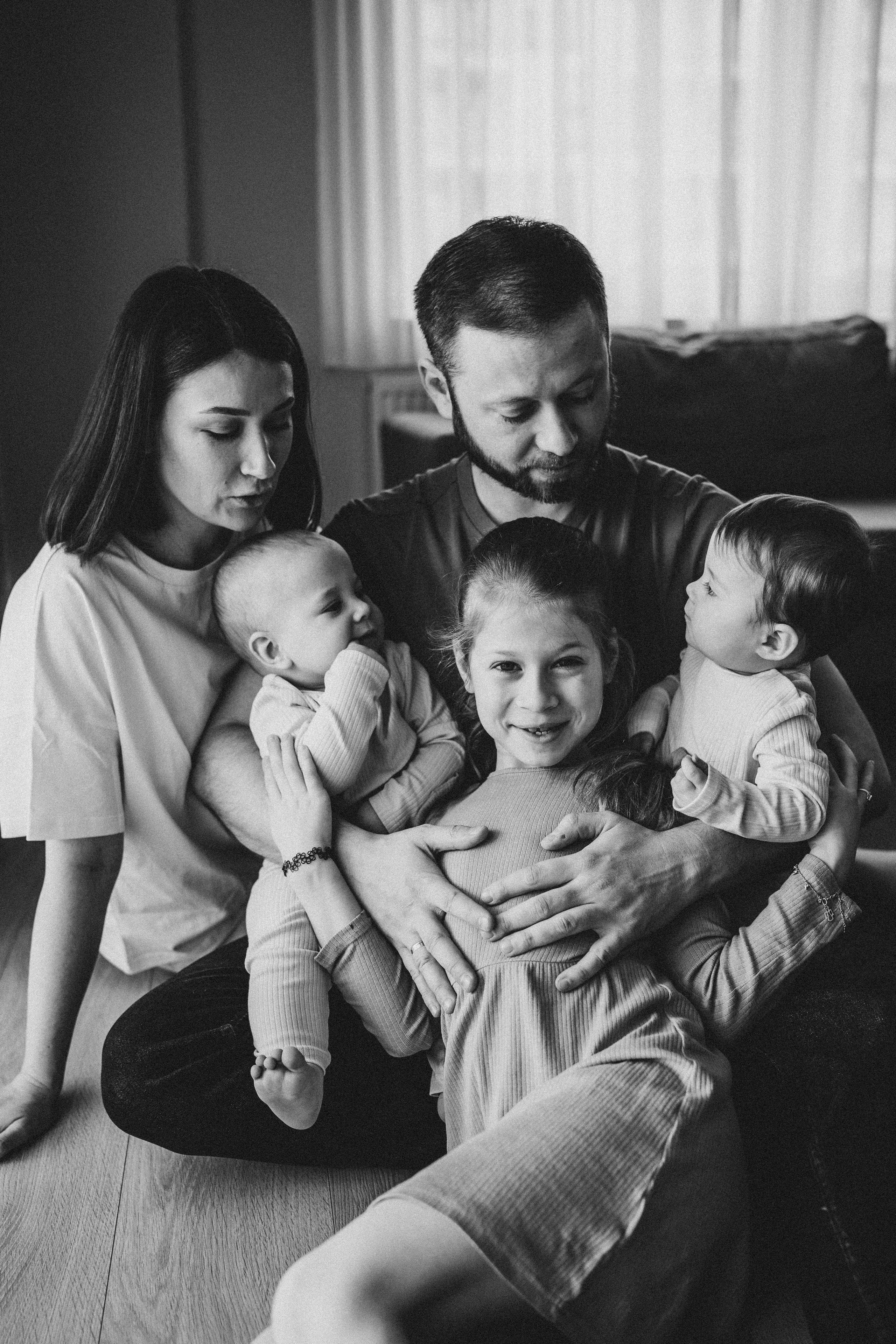 Настя, Саша, Даня и их родители. Фотограф новорожденных и детей первого года Евгения Михалькевич