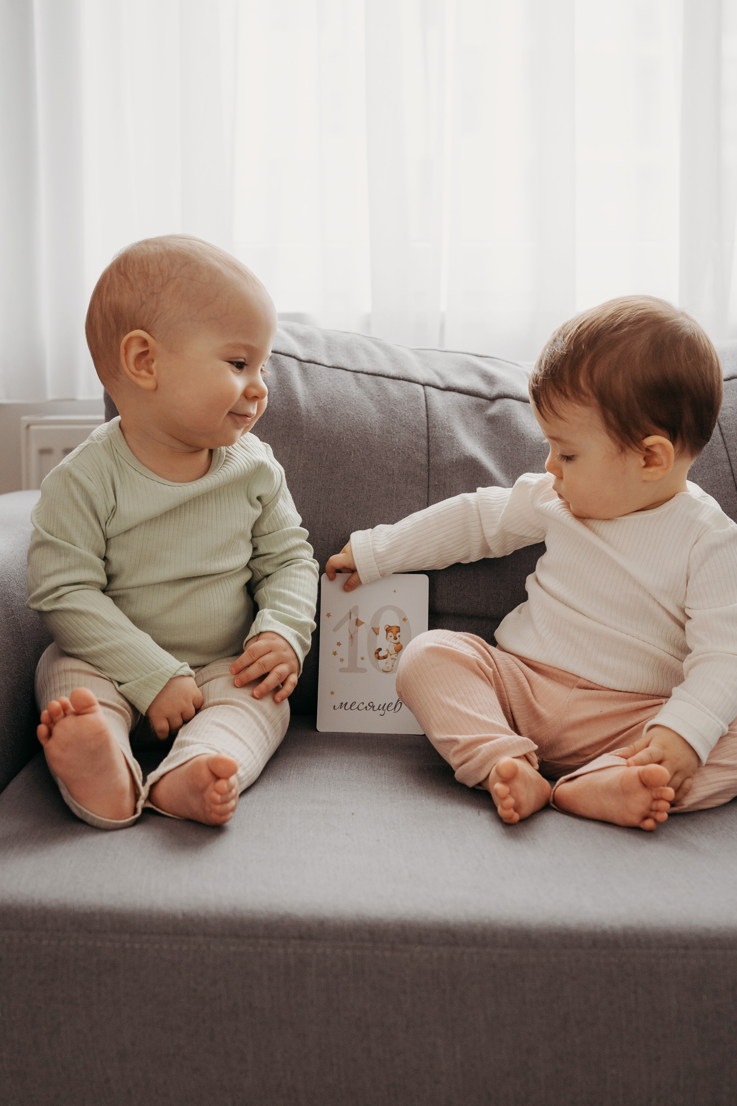 Настя, Саша, Даня и их родители. Фотограф новорожденных и детей первого года Евгения Михалькевич