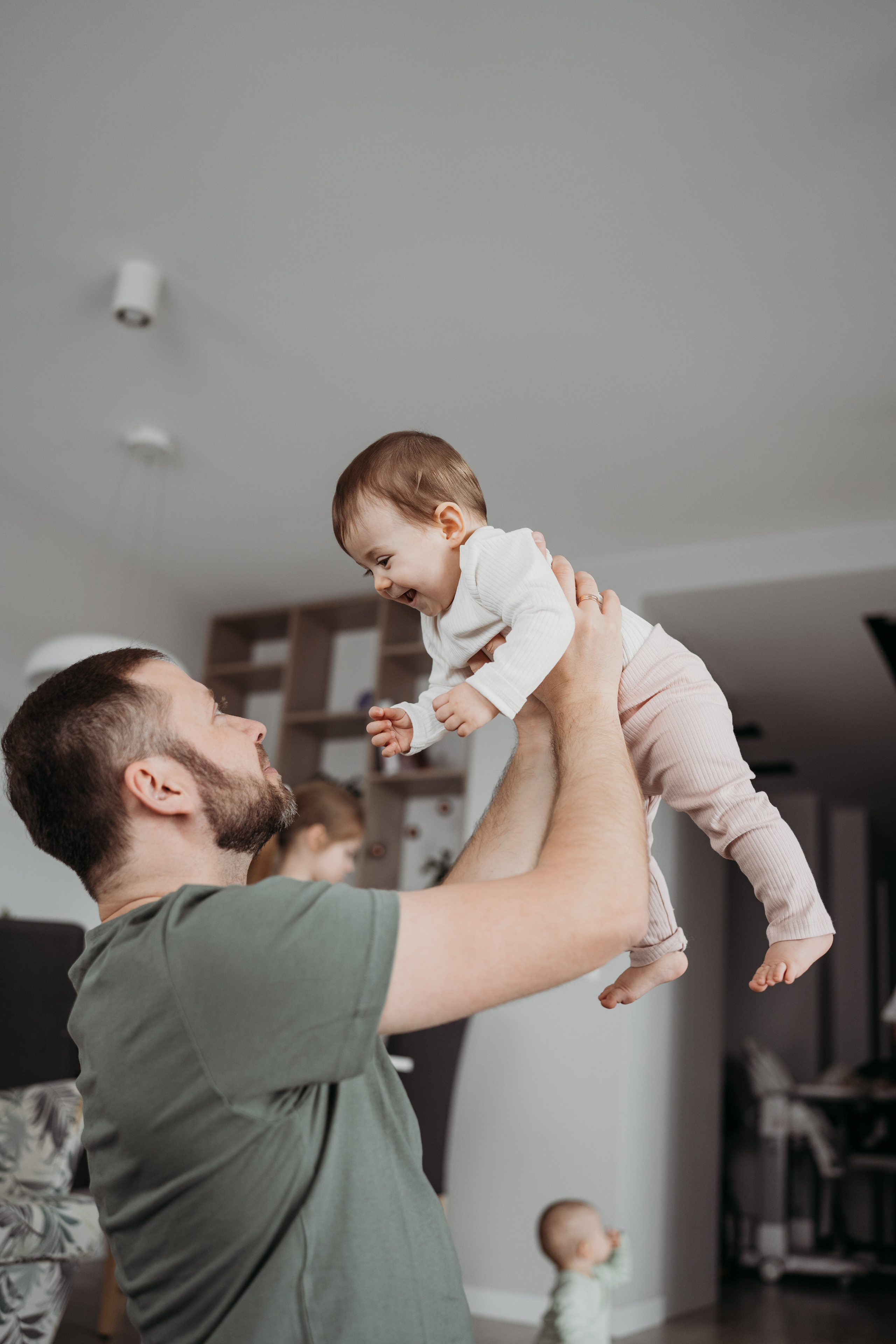 Настя, Саша, Даня и их родители. Фотограф новорожденных и детей первого года Евгения Михалькевич