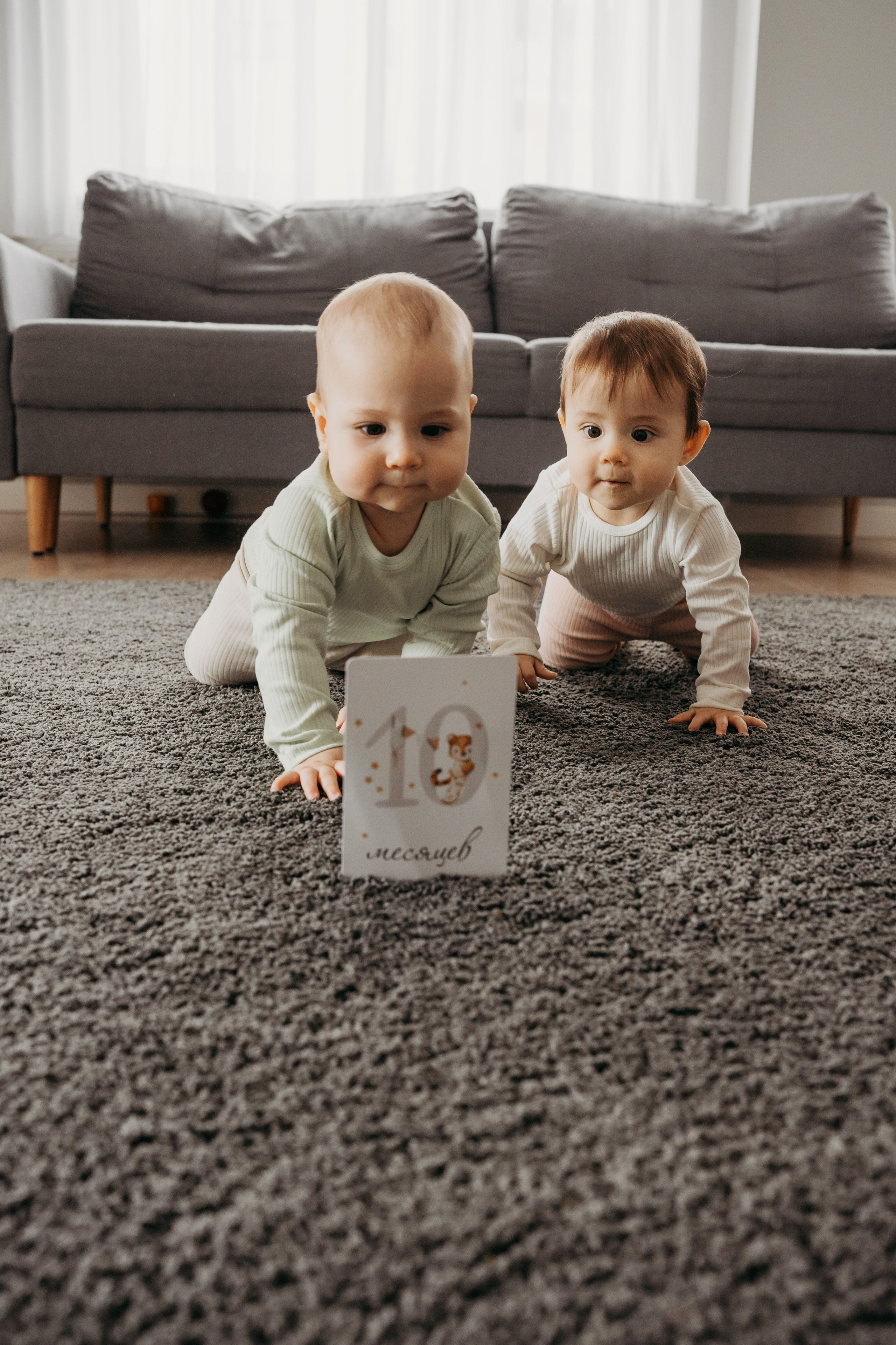 Настя, Саша, Даня и их родители. Фотограф новорожденных и детей первого года Евгения Михалькевич