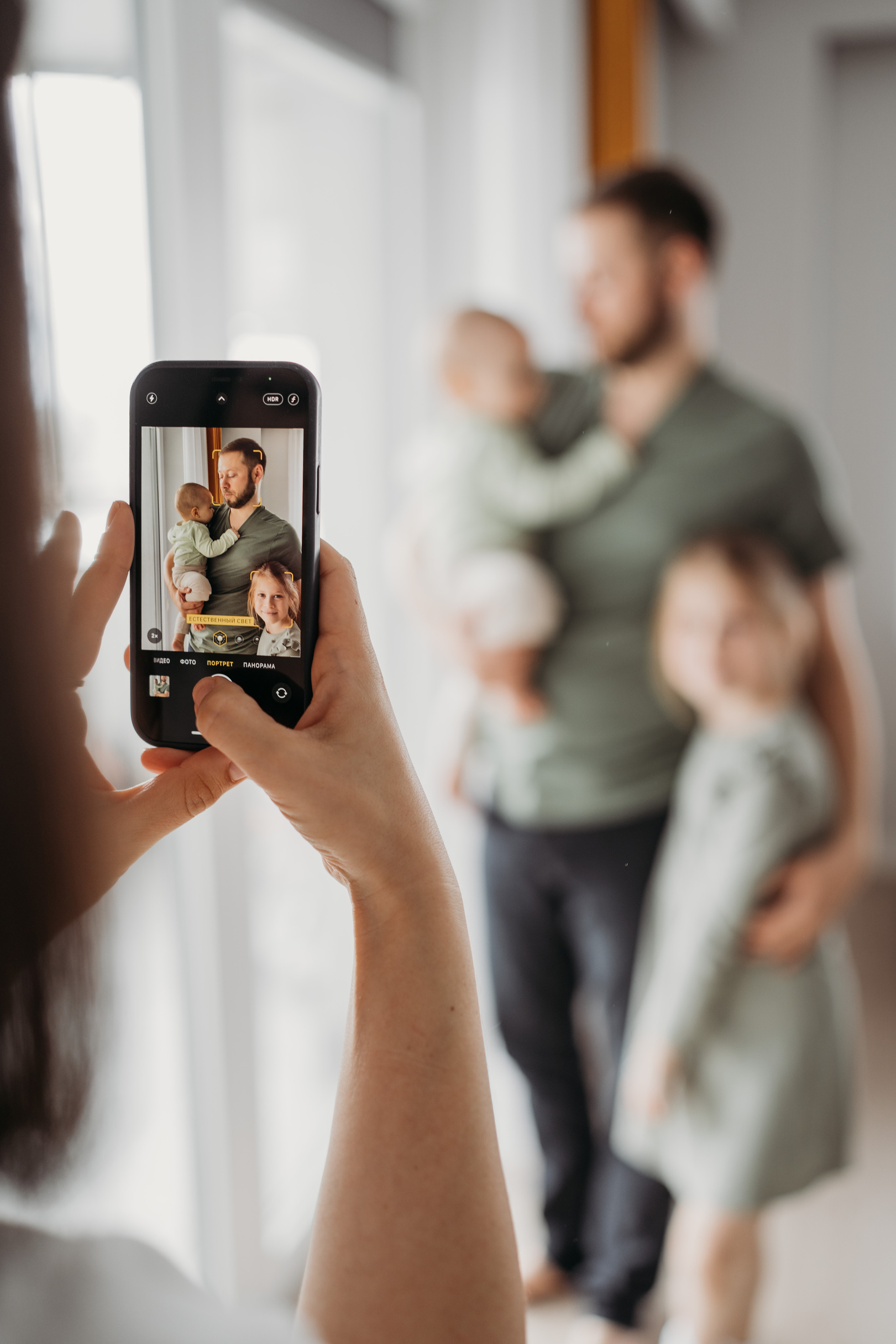 Настя, Саша, Даня и их родители. Фотограф новорожденных и детей первого года Евгения Михалькевич