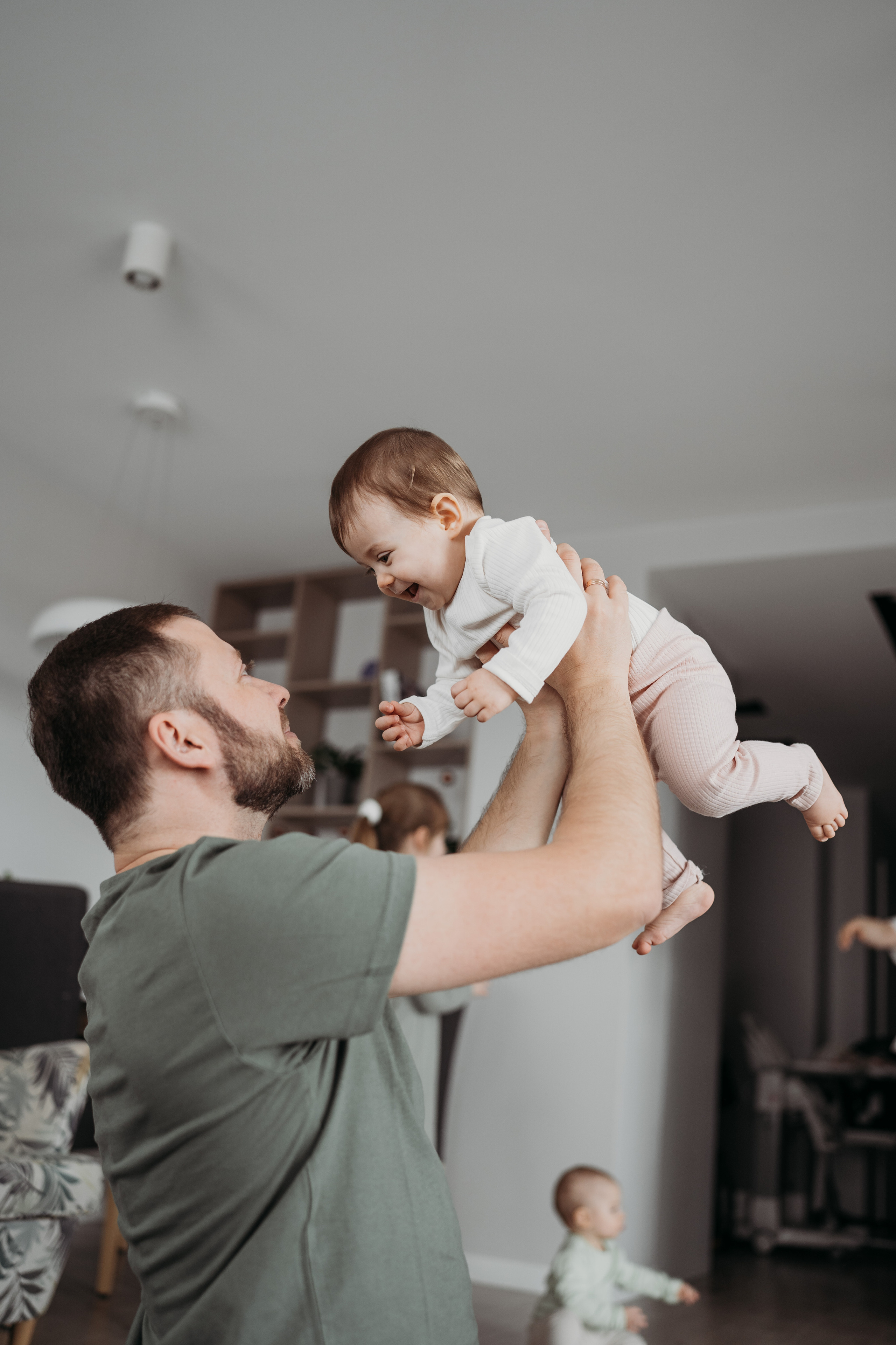 Настя, Саша, Даня и их родители. Фотограф новорожденных и детей первого года Евгения Михалькевич