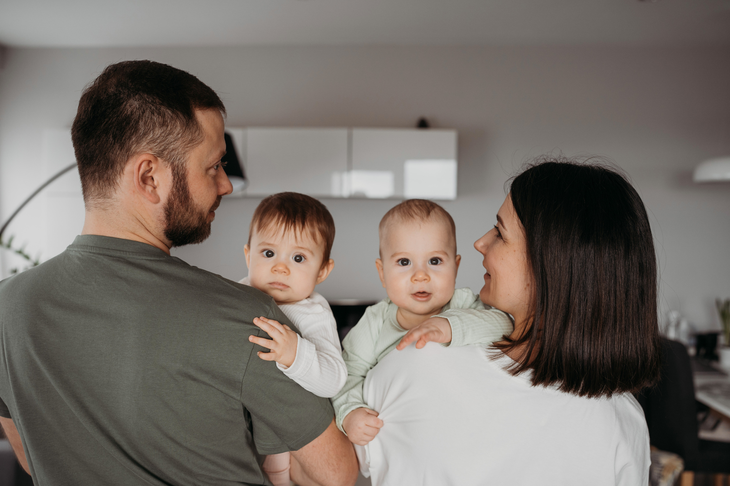 Настя, Саша, Даня и их родители. Фотограф новорожденных и детей первого года Евгения Михалькевич