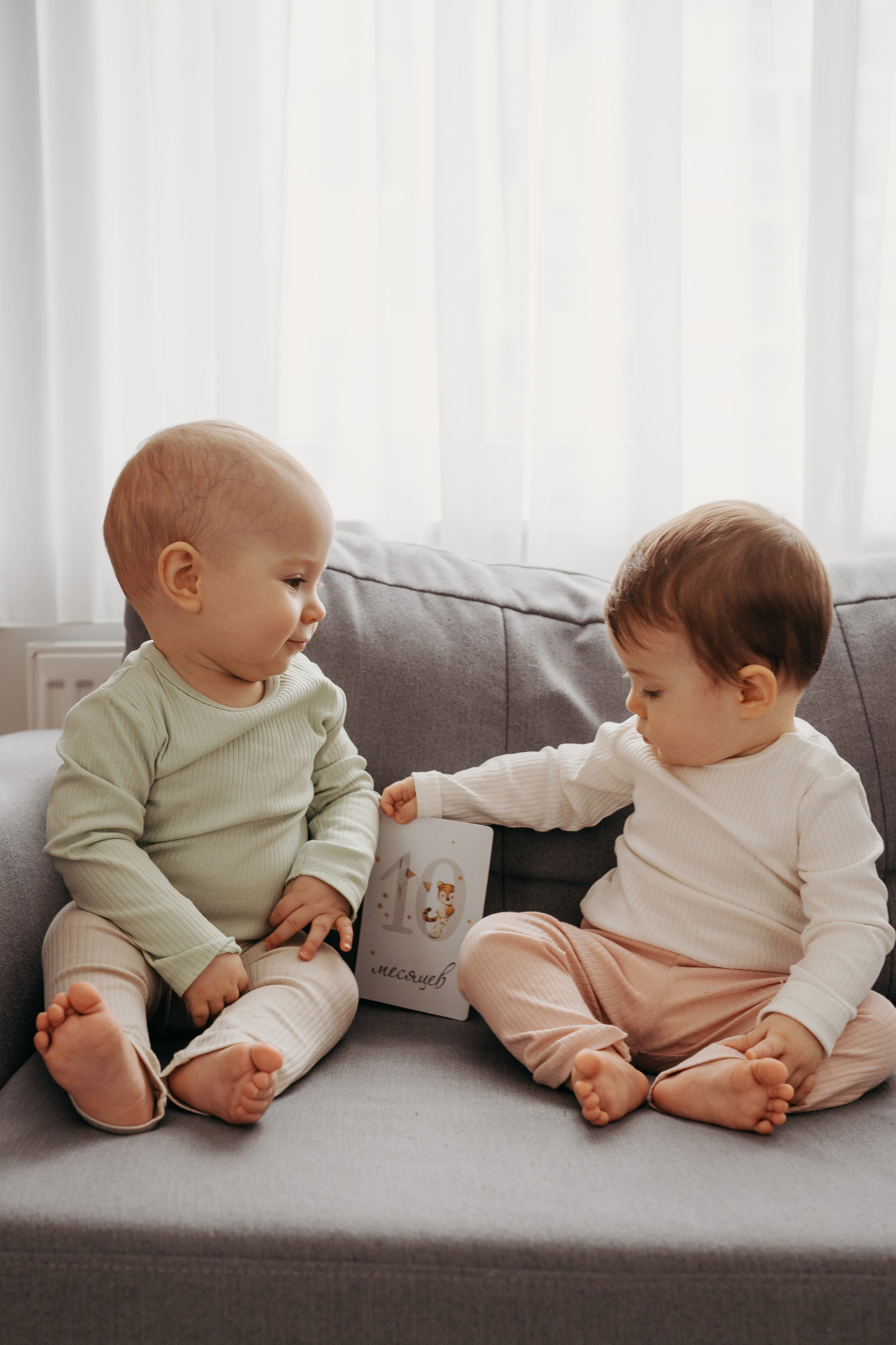 Настя, Саша, Даня и их родители. Фотограф новорожденных и детей первого года Евгения Михалькевич