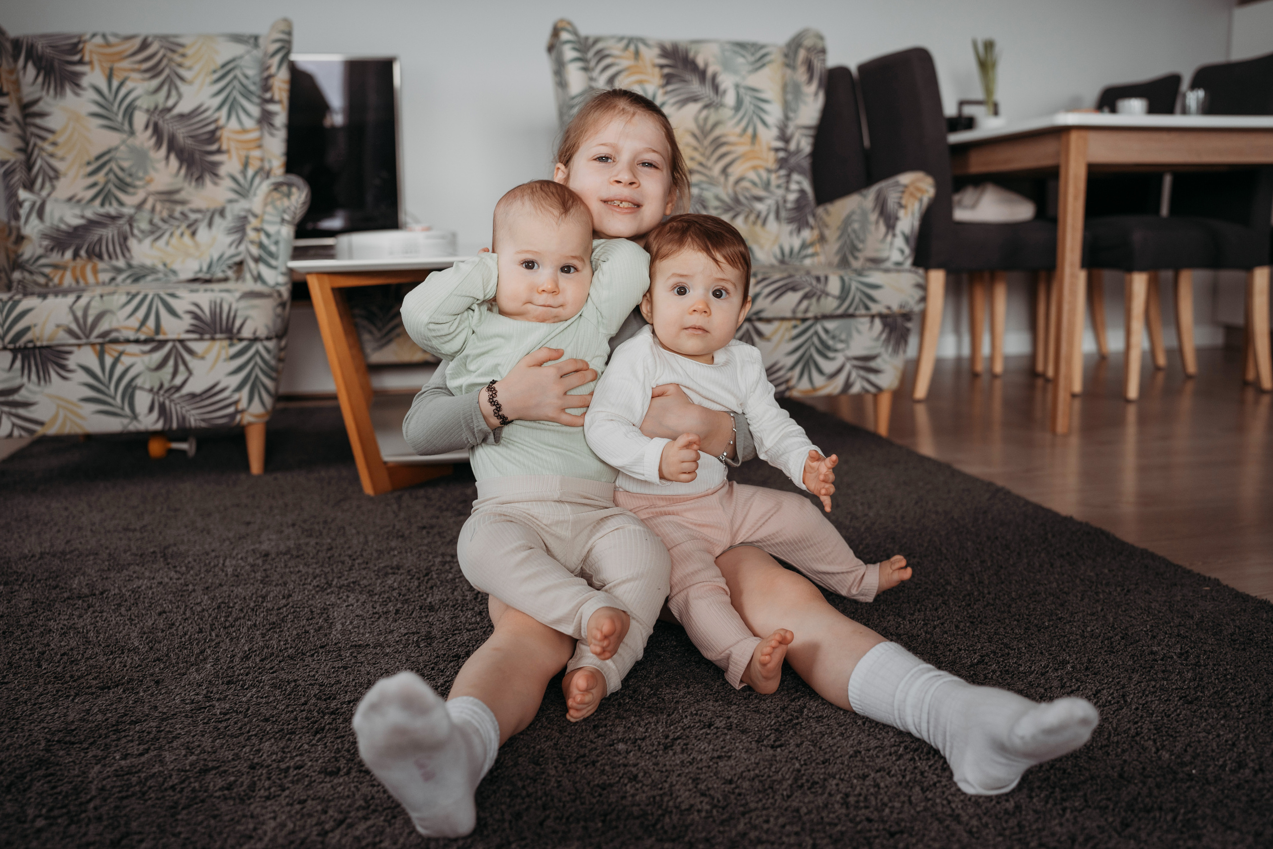 Настя, Саша, Даня и их родители. Фотограф новорожденных и детей первого года Евгения Михалькевич