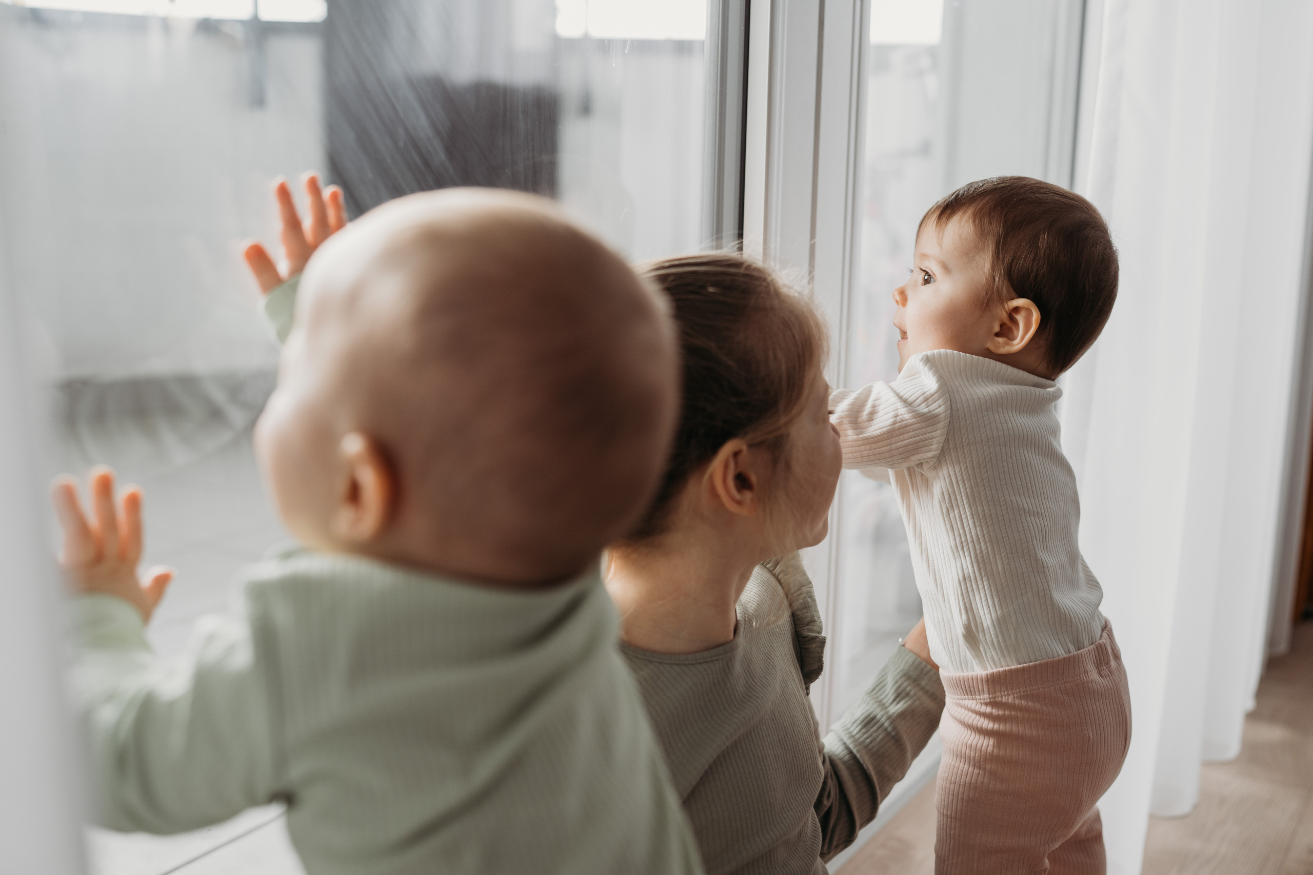 Настя, Саша, Даня и их родители. Фотограф новорожденных и детей первого года Евгения Михалькевич