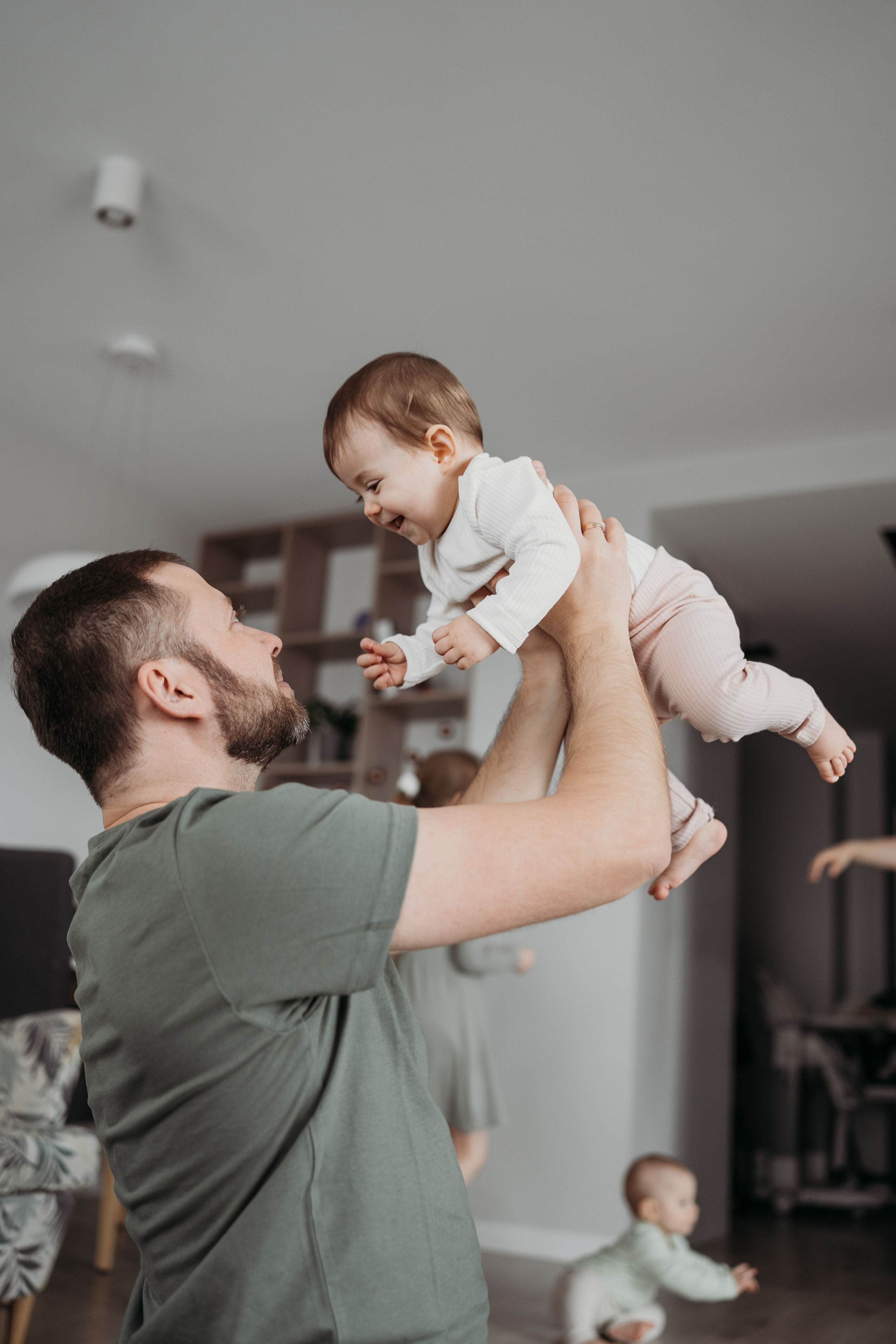 Настя, Саша, Даня и их родители. Фотограф новорожденных и детей первого года Евгения Михалькевич