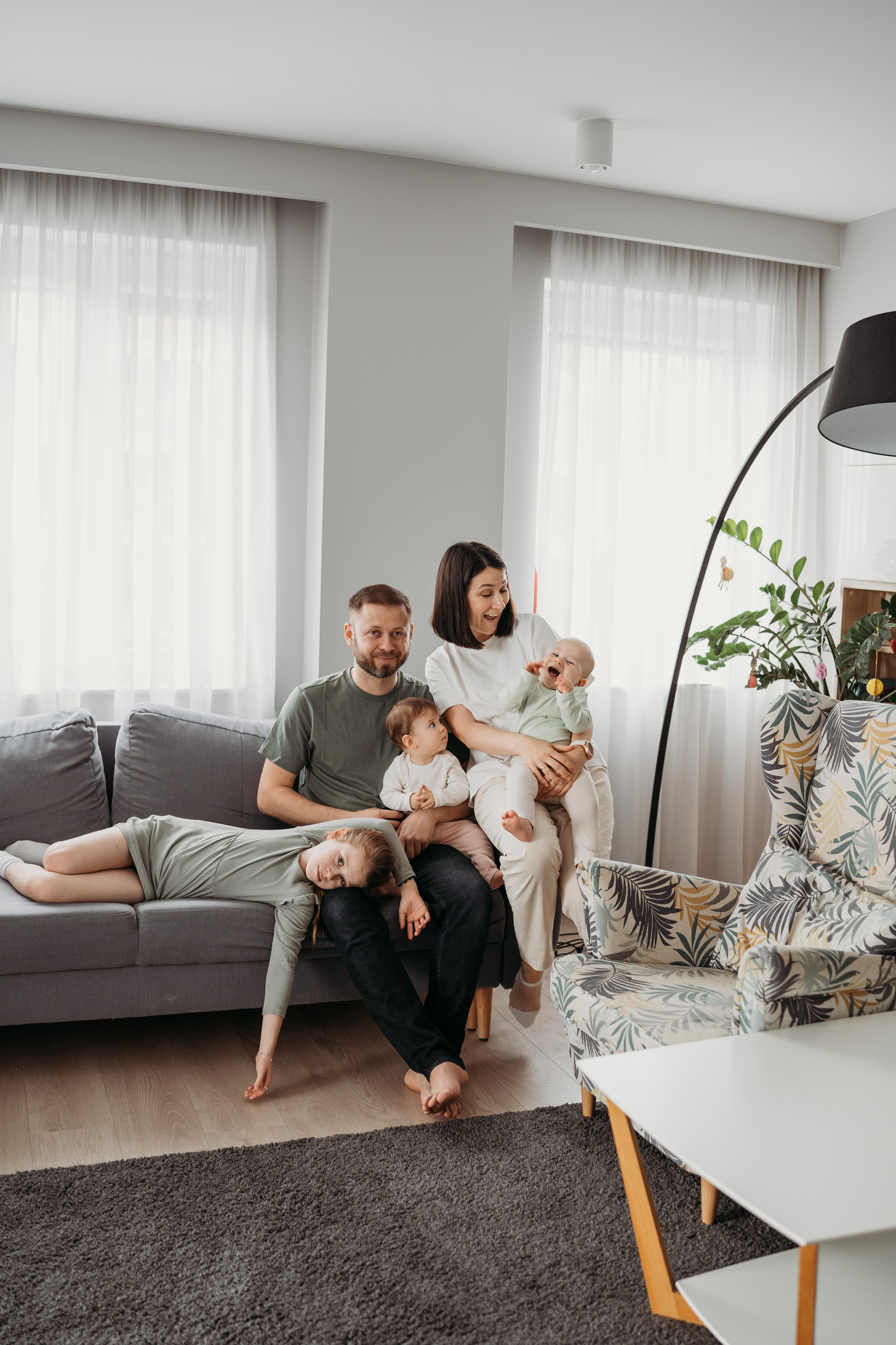 Настя, Саша, Даня и их родители. Фотограф новорожденных и детей первого года Евгения Михалькевич