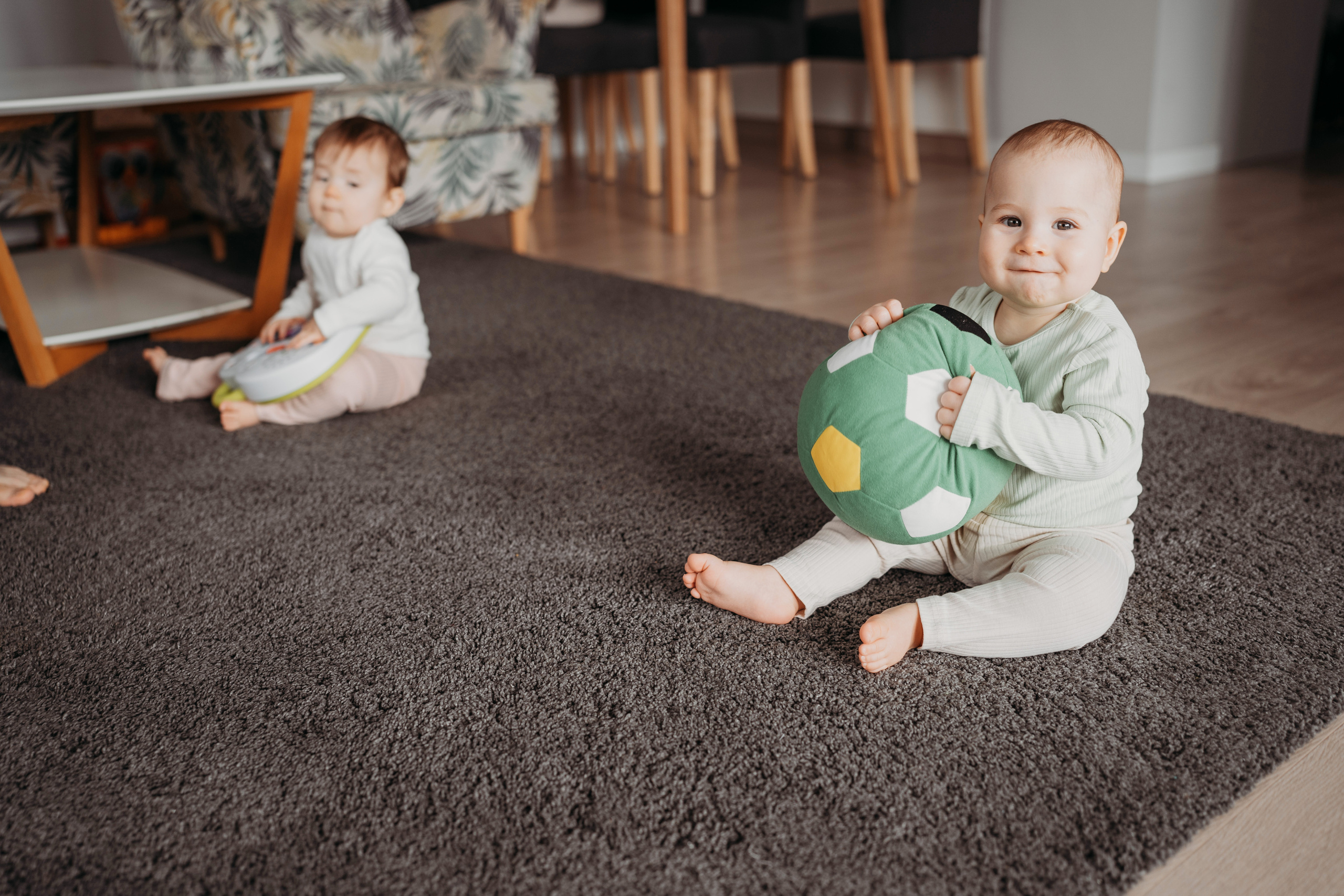 Настя, Саша, Даня и их родители. Фотограф новорожденных и детей первого года Евгения Михалькевич